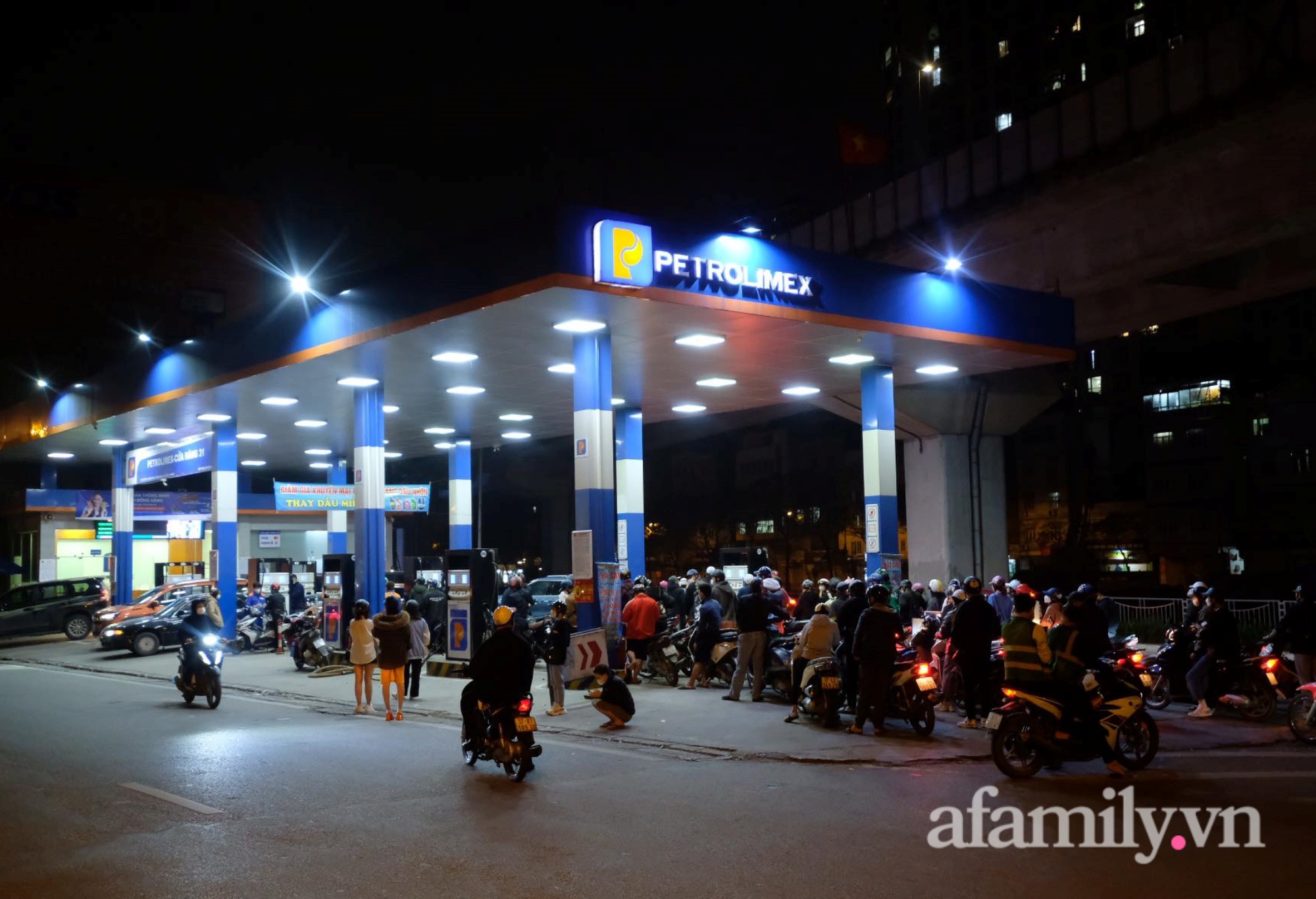 Nửa đêm các cây xăng tại Hà Nội vẫn đông nghẹt người xếp hàng "đổ đầy bình" trước thông tin giá có thể tăng kỷ lục - Ảnh 5. Nửa đêm các cây xăng tại Hà Nội vẫn đông nghẹt người xếp hàng "đổ đầy bình" trước thông tin giá có thể tăng kỷ lục - Ảnh 5.
