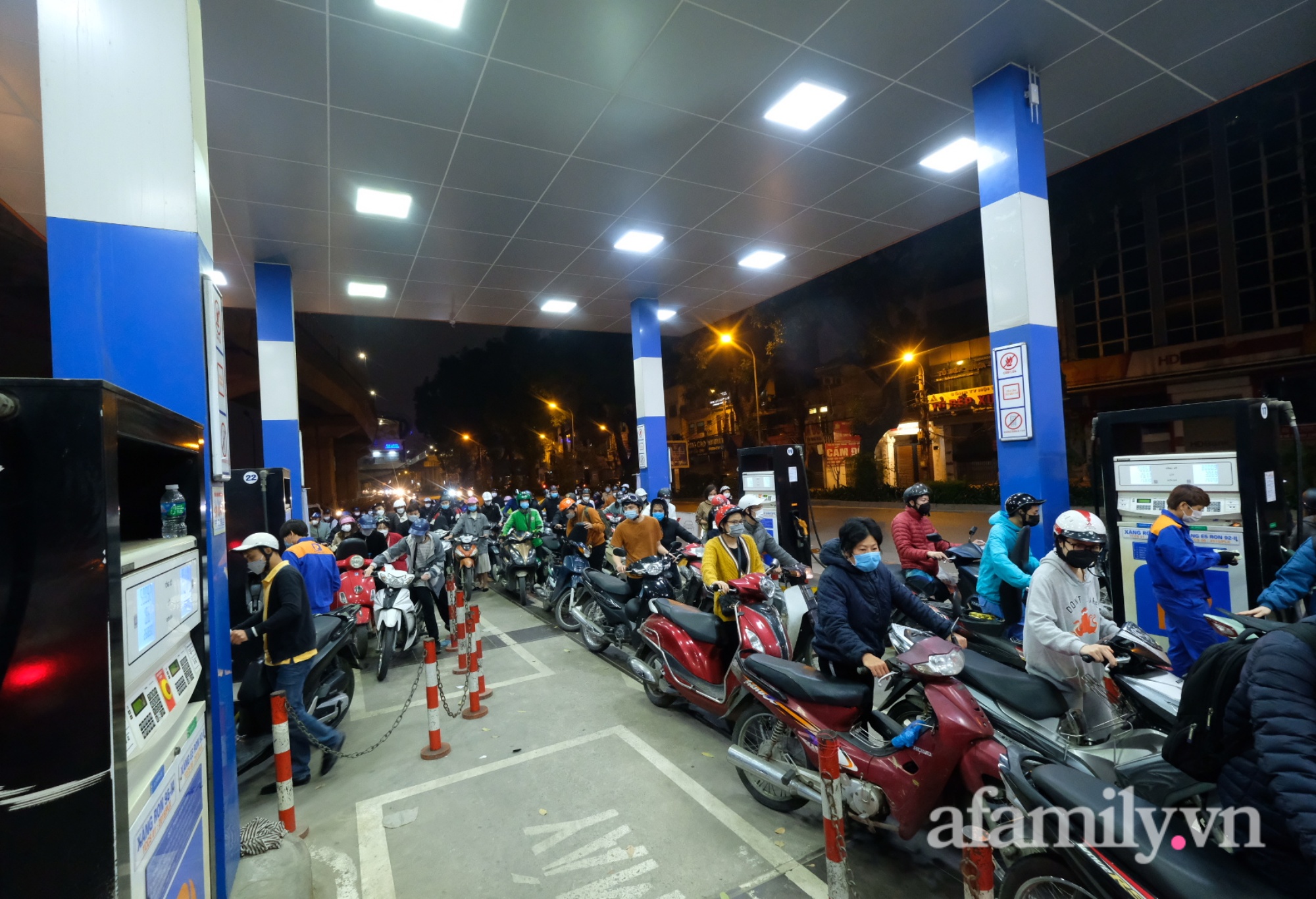 Nửa đêm các cây xăng tại Hà Nội vẫn đông nghẹt người xếp hàng &quot;đổ đầy bình&quot; trước thông tin giá có thể tăng kỷ lục - Ảnh 6.