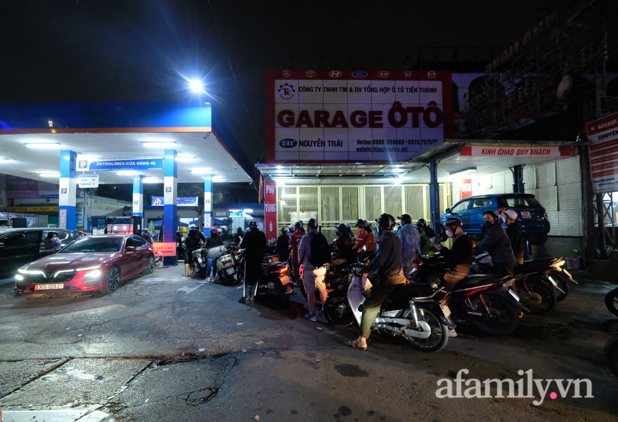 Nửa đêm các cây xăng tại Hà Nội vẫn đông nghẹt người xếp hàng "đổ đầy bình" trước thông tin giá có thể tăng kỷ lục - Ảnh 10. Nửa đêm các cây xăng tại Hà Nội vẫn đông nghẹt người xếp hàng "đổ đầy bình" trước thông tin giá có thể tăng kỷ lục - Ảnh 10.