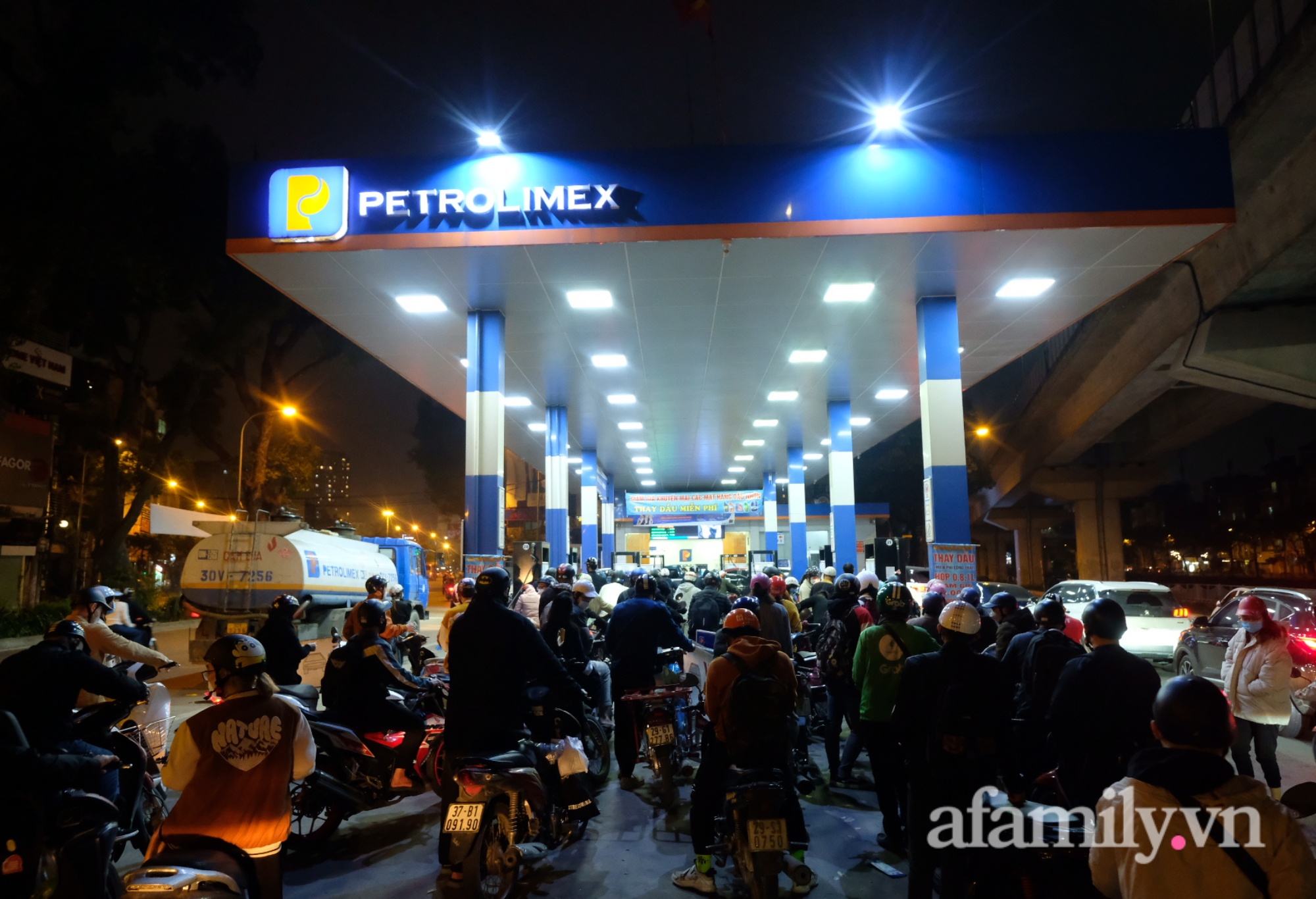 Nửa đêm các cây xăng tại Hà Nội vẫn đông nghẹt người xếp hàng &quot;đổ đầy bình&quot; trước thông tin giá có thể tăng kỷ lục - Ảnh 2.