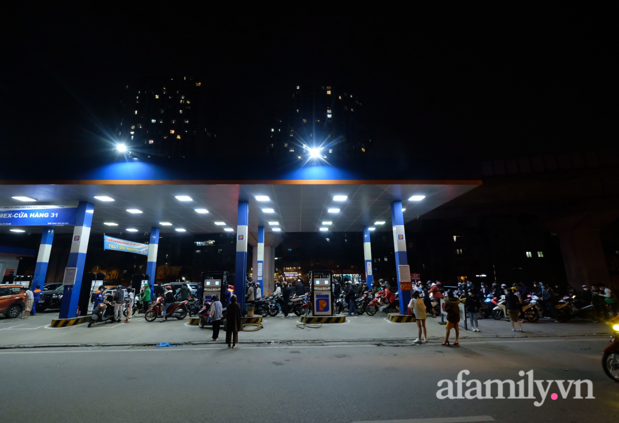 Nửa đêm các cây xăng tại Hà Nội vẫn đông nghẹt người xếp hàng &quot;đổ đầy bình&quot; trước thông tin giá có thể tăng kỷ lục - Ảnh 4.
