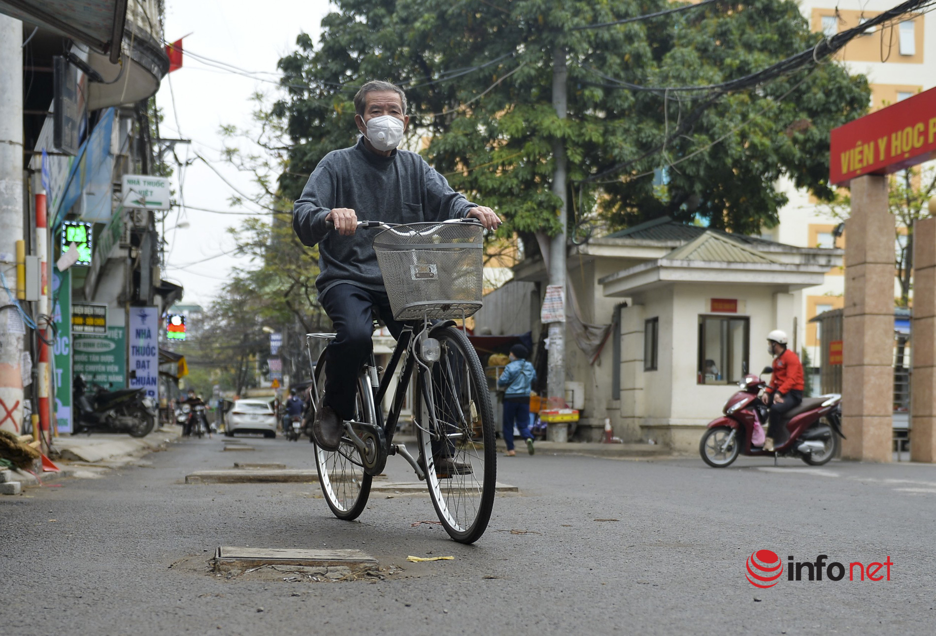 Hà Nội: Con đường 400m nhấp nhô hàng trăm miệng hố, ngày nào cũng có người ngã - Ảnh 1.