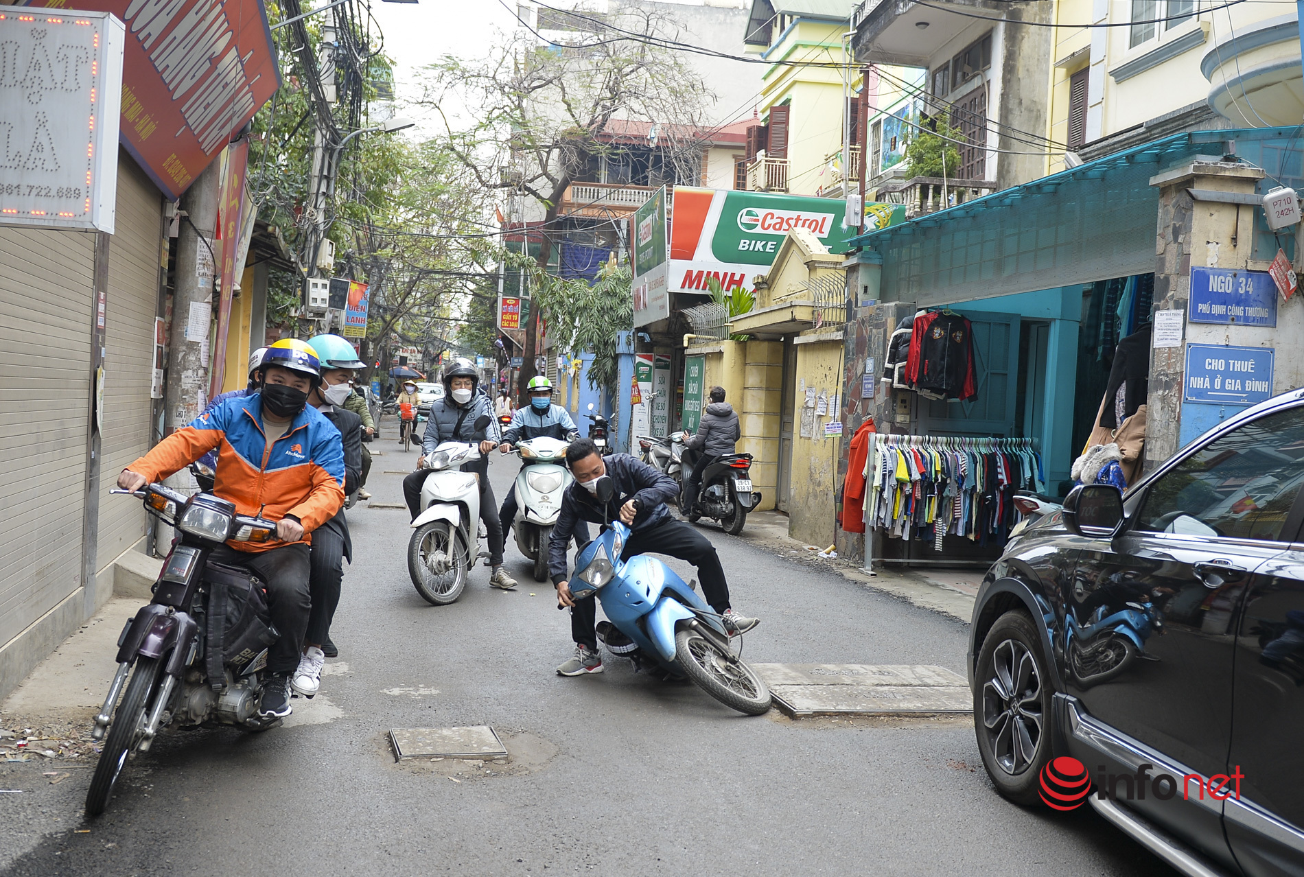 Hà Nội: Con đường 400m nhấp nhô hàng trăm miệng hố, ngày nào cũng có người ngã - Ảnh 3.