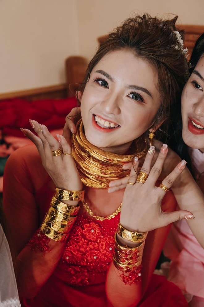 Những màn trao sổ đỏ, vàng 100 cây - kim cương 20 tỷ rúng động trong đám cưới: Kết hôn chính là màn gọi vốn thành công nhất! - Ảnh 9. Những màn trao sổ đỏ, vàng 100 cây - kim cương 20 tỷ rúng động trong đám cưới: Kết hôn chính là màn gọi vốn thành công nhất! - Ảnh 9.