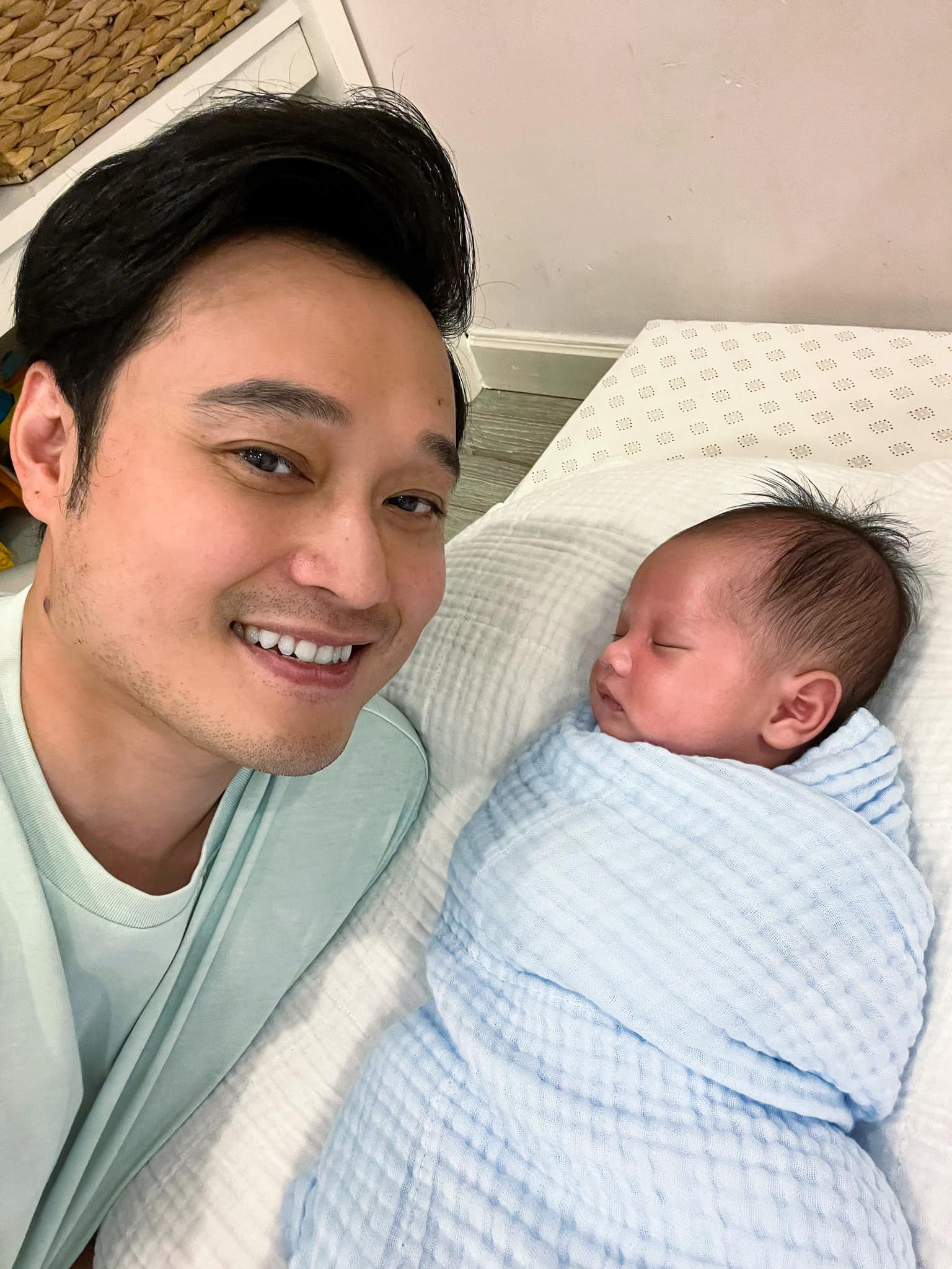 Quang Vinh bất ngờ khoe hình ảnh con trai vừa mới chào đời? - Ảnh 2. Quang Vinh bất ngờ khoe hình ảnh con trai vừa mới chào đời? - Ảnh 2.