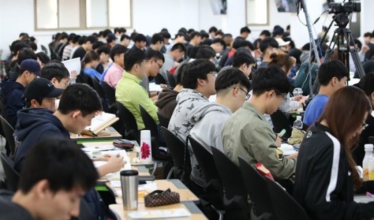 Điều gì khiến thế hệ trẻ Hàn Quốc không còn sốt sắng làm công chức nhà nước? - Ảnh 1.