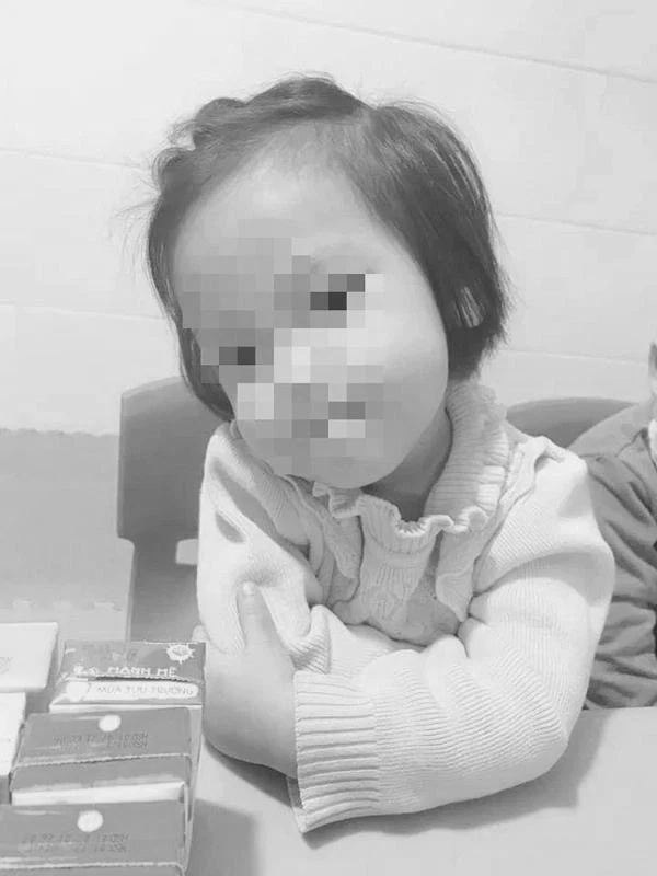 Bé gái 3 tuổi bị nhân tình của mẹ đóng đinh vào đầu đã không qua khỏi - Ảnh 1.