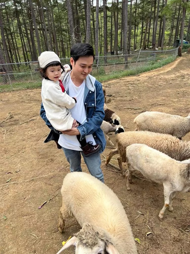 Quang Vinh bất ngờ khoe hình ảnh con trai vừa mới chào đời? - Ảnh 4. Quang Vinh bất ngờ khoe hình ảnh con trai vừa mới chào đời? - Ảnh 4.