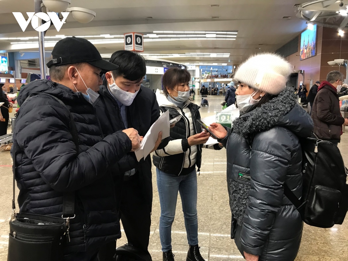Người Việt sơ tán từ Ukraine: "Nhìn thấy cờ Tổ quốc, đã thấy quê hương ở gần" - Ảnh 3. Người Việt sơ tán từ Ukraine: "Nhìn thấy cờ Tổ quốc, đã thấy quê hương ở gần" - Ảnh 3.