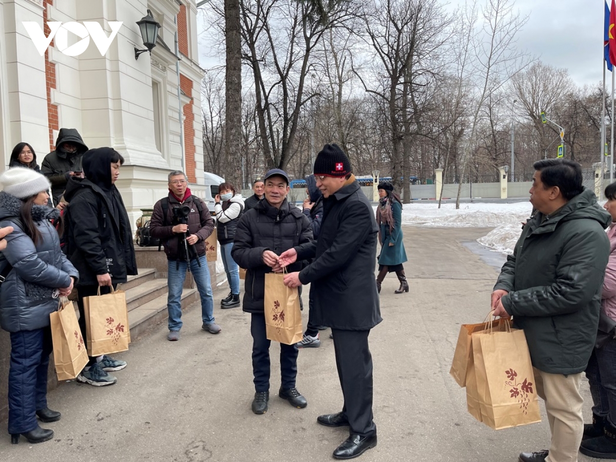 Người Việt sơ tán từ Ukraine: "Nhìn thấy cờ Tổ quốc, đã thấy quê hương ở gần" - Ảnh 2. Người Việt sơ tán từ Ukraine: "Nhìn thấy cờ Tổ quốc, đã thấy quê hương ở gần" - Ảnh 2.