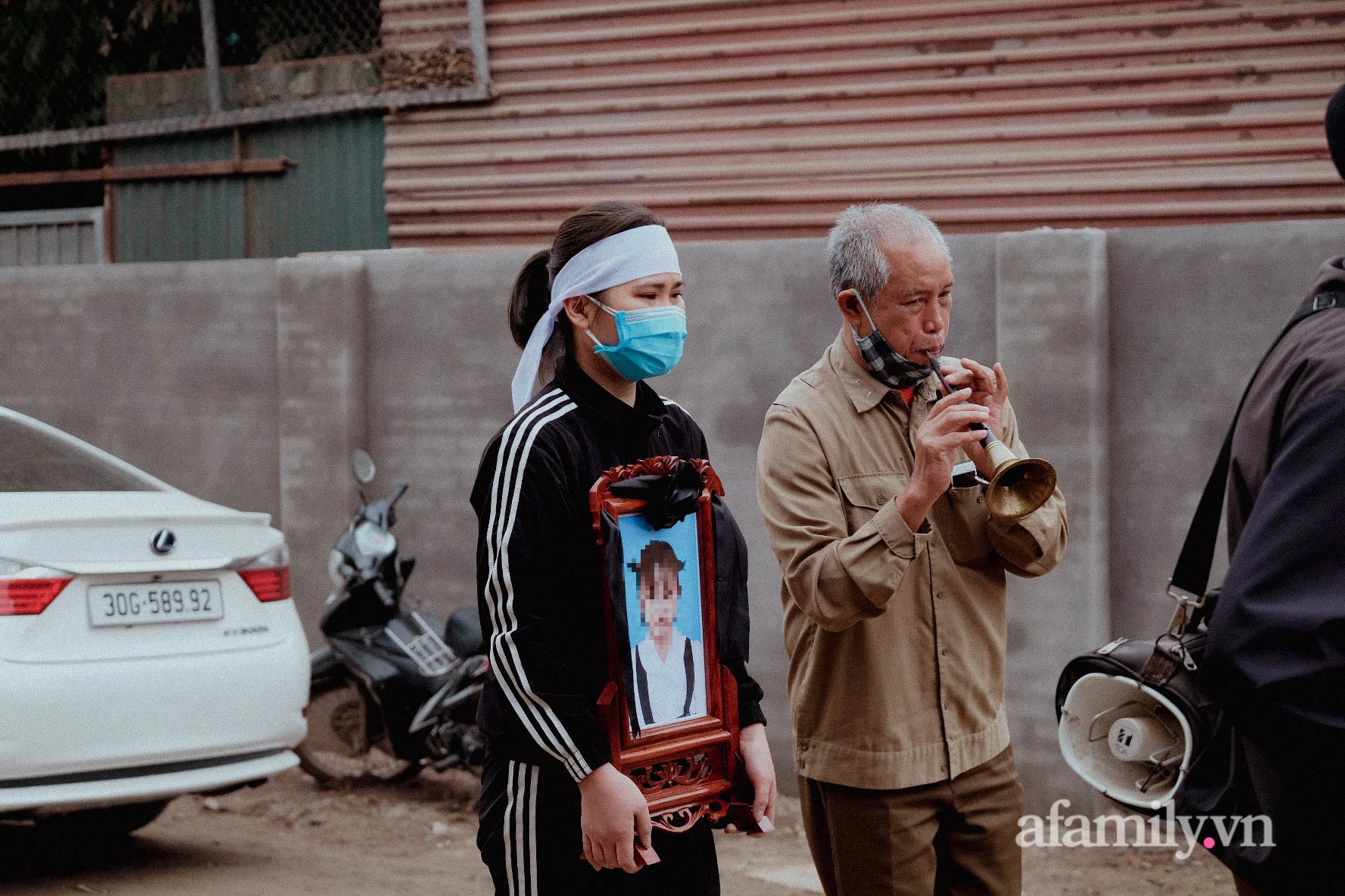 Người thân ôm di ảnh, khóc nấc trong đám tang bé gái 3 tuổi bị cha dượng đóng đinh vào đầu tử vong - Ảnh 2.