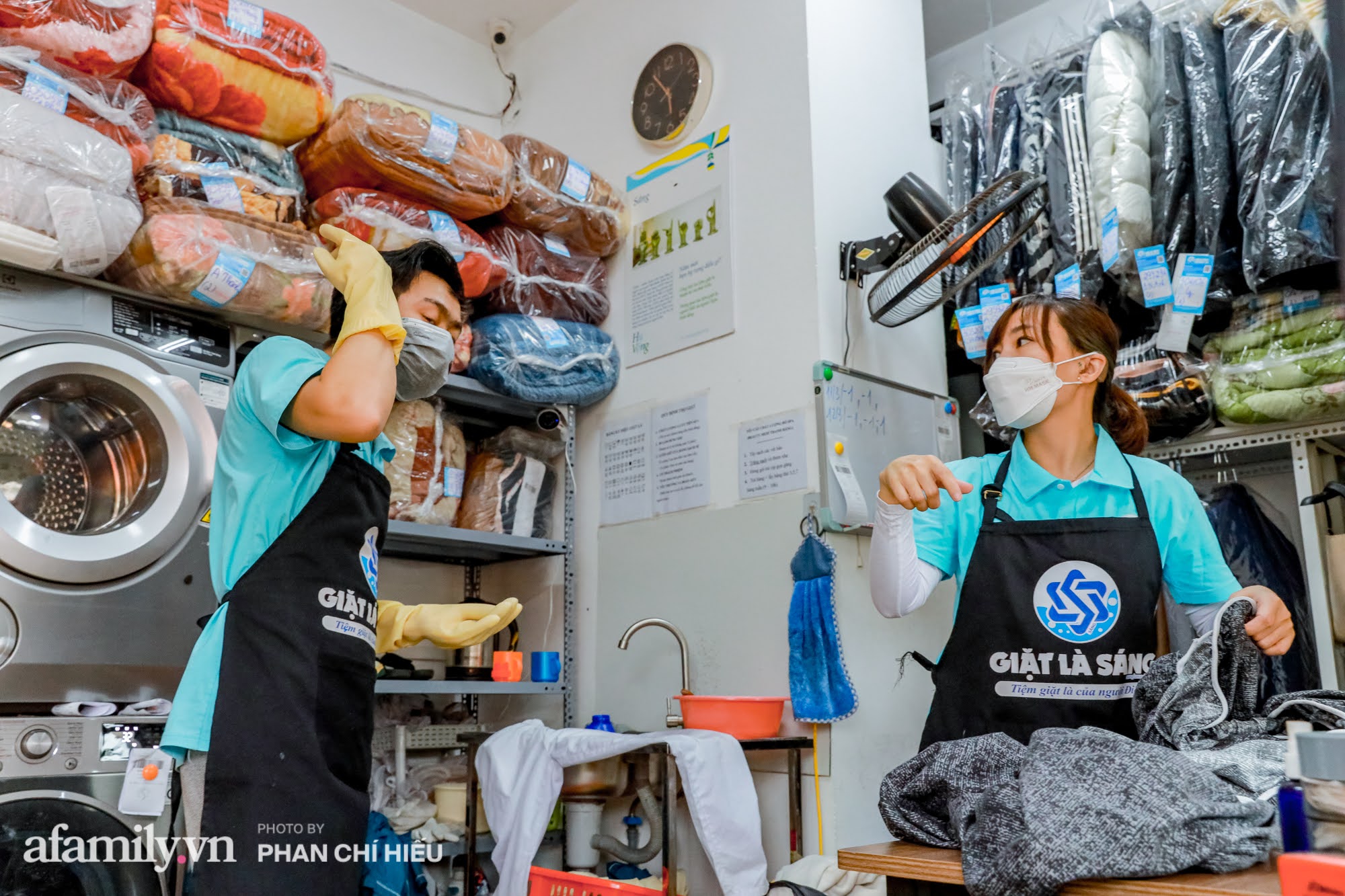 &quot;Tiệm giặt là của người Điếc&quot; tại Hà Nội, nơi mà con người ta giao tiếp với nhau một cách chậm lại, ngôn ngữ kí hiệu lên ngôi - Ảnh 5.