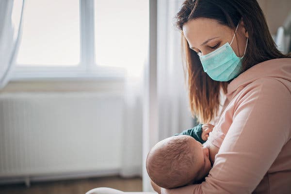 Hướng dẫn cách hạ sốt cho mẹ đang cho con bú và lưu ý - Ảnh 2.