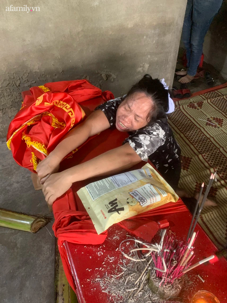 Heartbroken scene of a single, disabled mother collapsing in the coffin of her only child who drowned while catching snails to feed her mother - Photo 6.