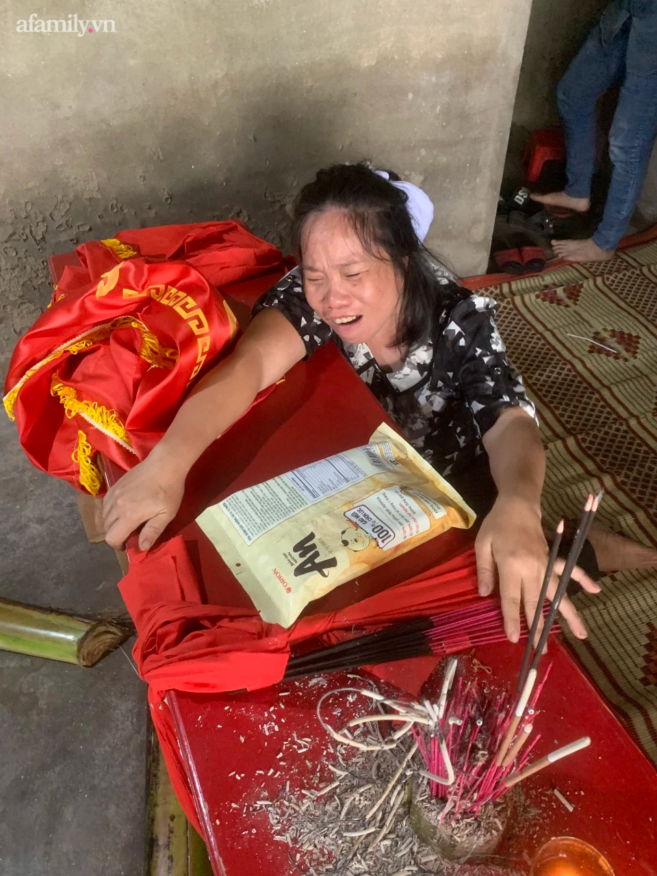 Heartbroken scene of a single, disabled mother collapsing over the coffin of her only child who drowned while catching snails to feed her mother - Photo 1.