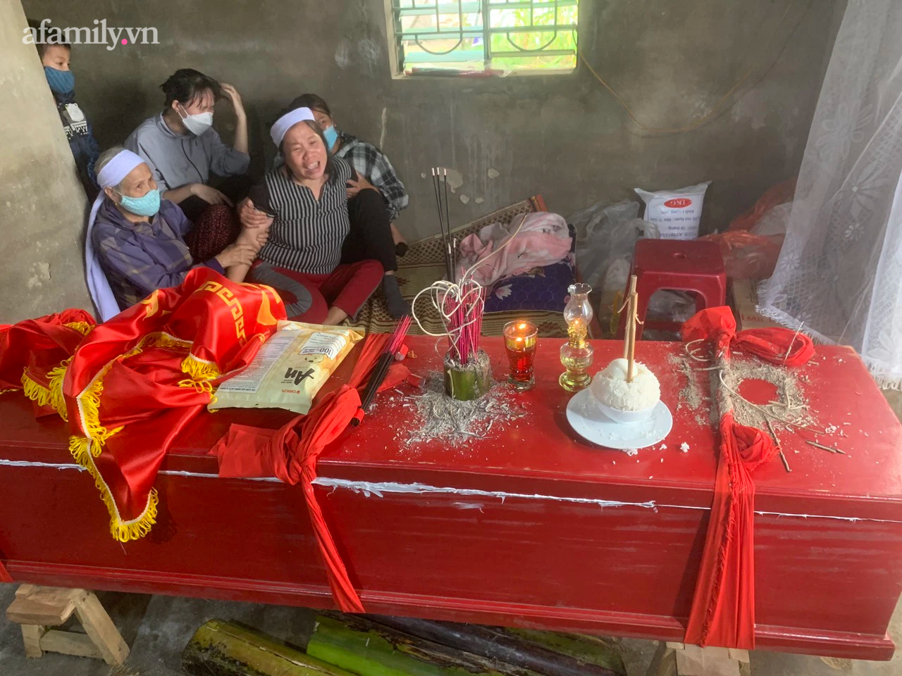 Heartbroken scene of a single, disabled mother collapsing over the coffin of her only child who drowned while catching snails to feed her mother - Photo 8.