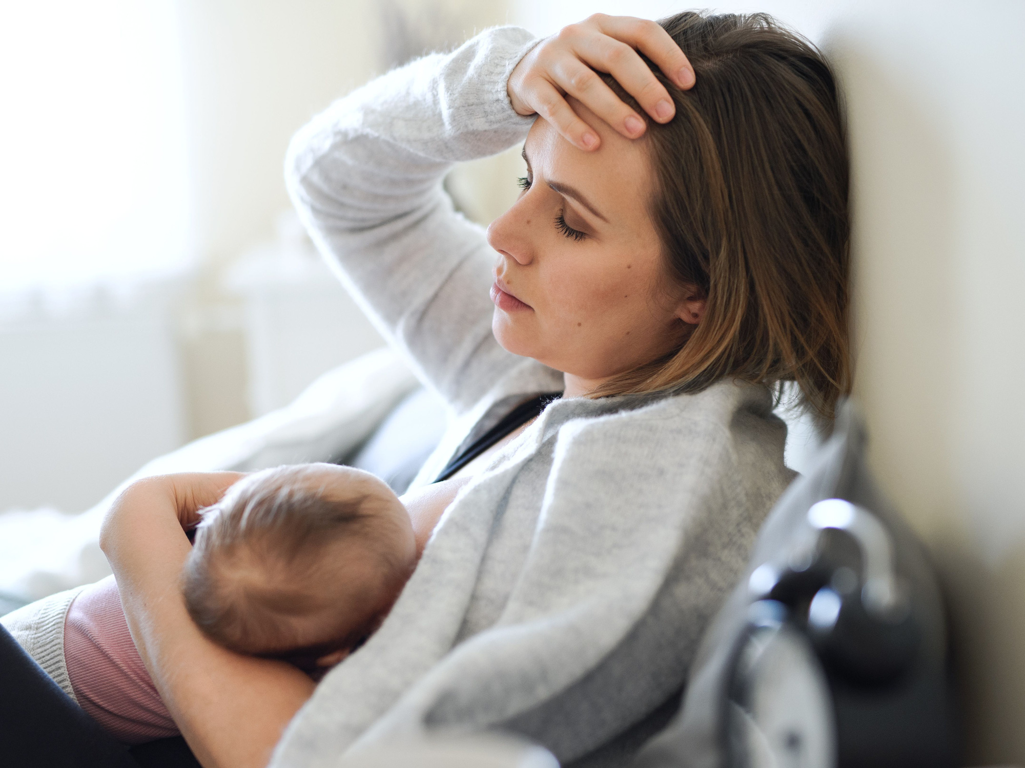 Hướng dẫn cách hạ sốt cho mẹ đang cho con bú và lưu ý - Ảnh 1.