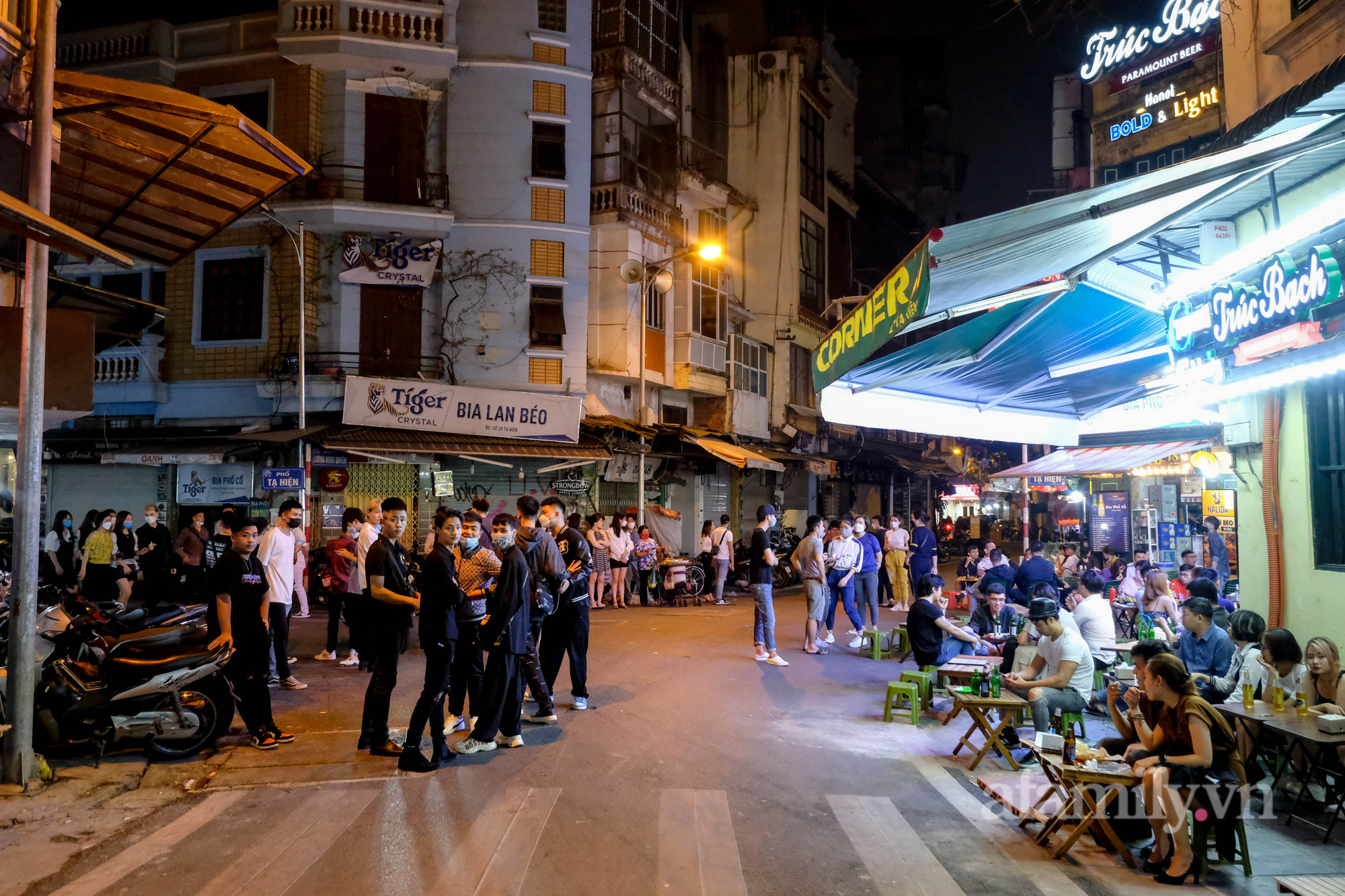 The first night Hanoi allows restaurants and eateries to operate after 9pm: Street 