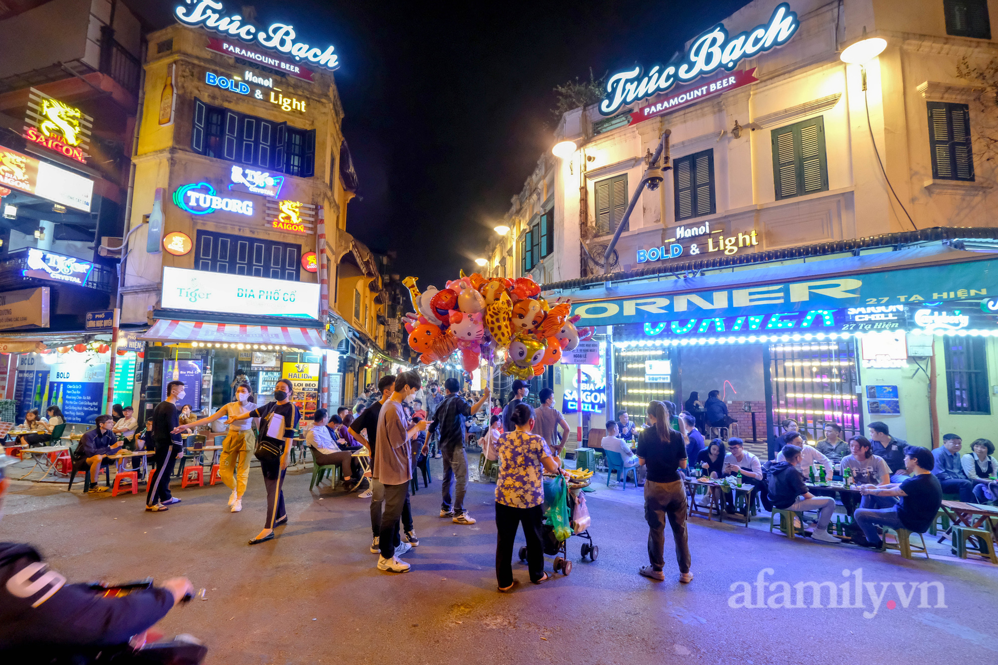 The first night Hanoi allows restaurants and eateries to operate after 9pm: Street 