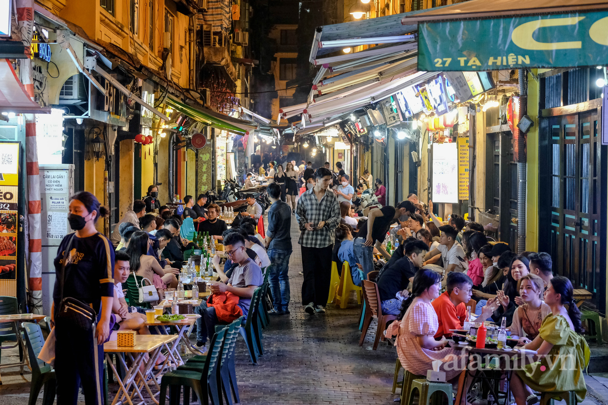 The first night Hanoi allows restaurants and eateries to operate after 9pm: Street 