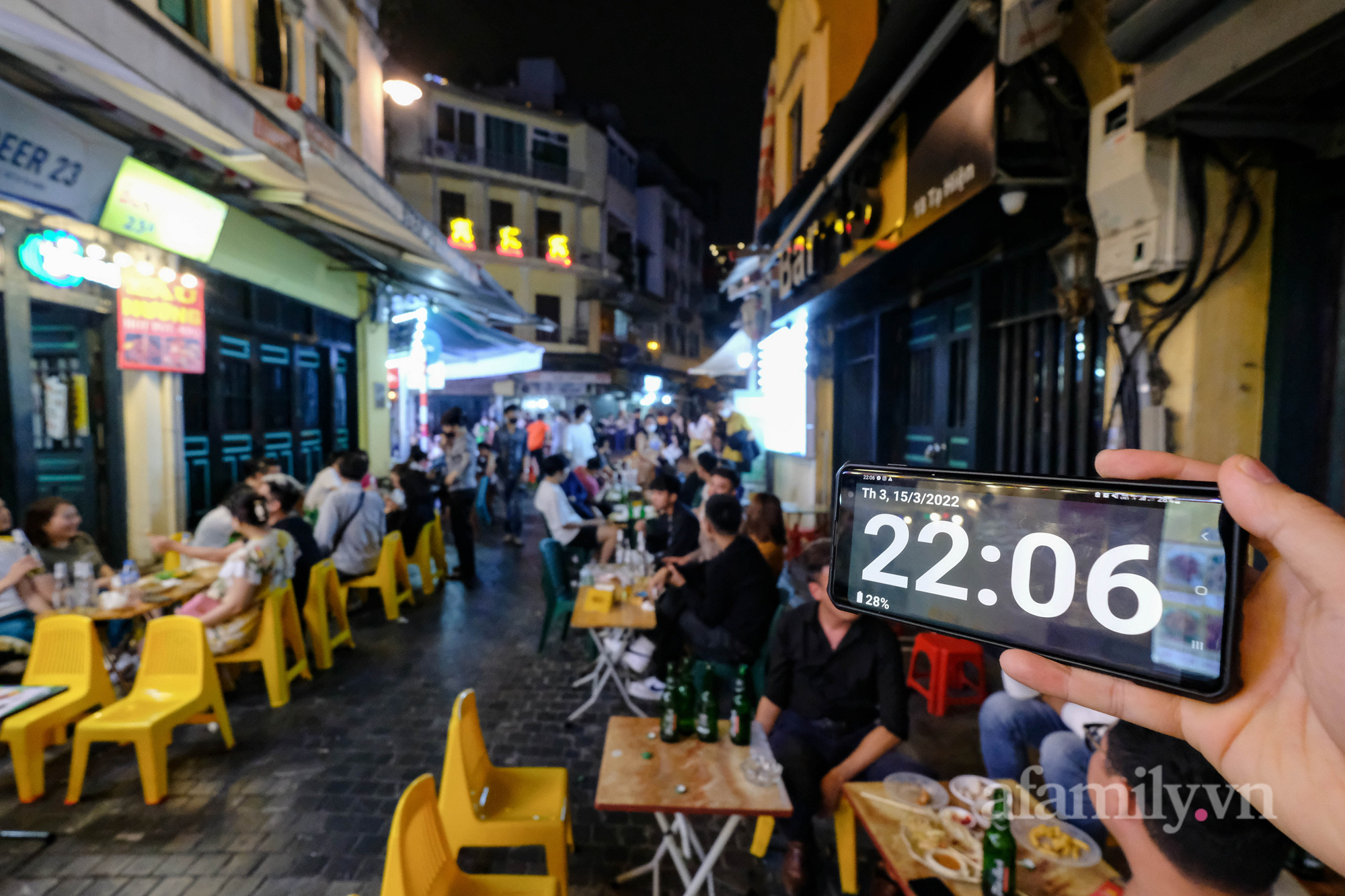 The first night Hanoi allows restaurants and eateries to operate after 9pm: Street 