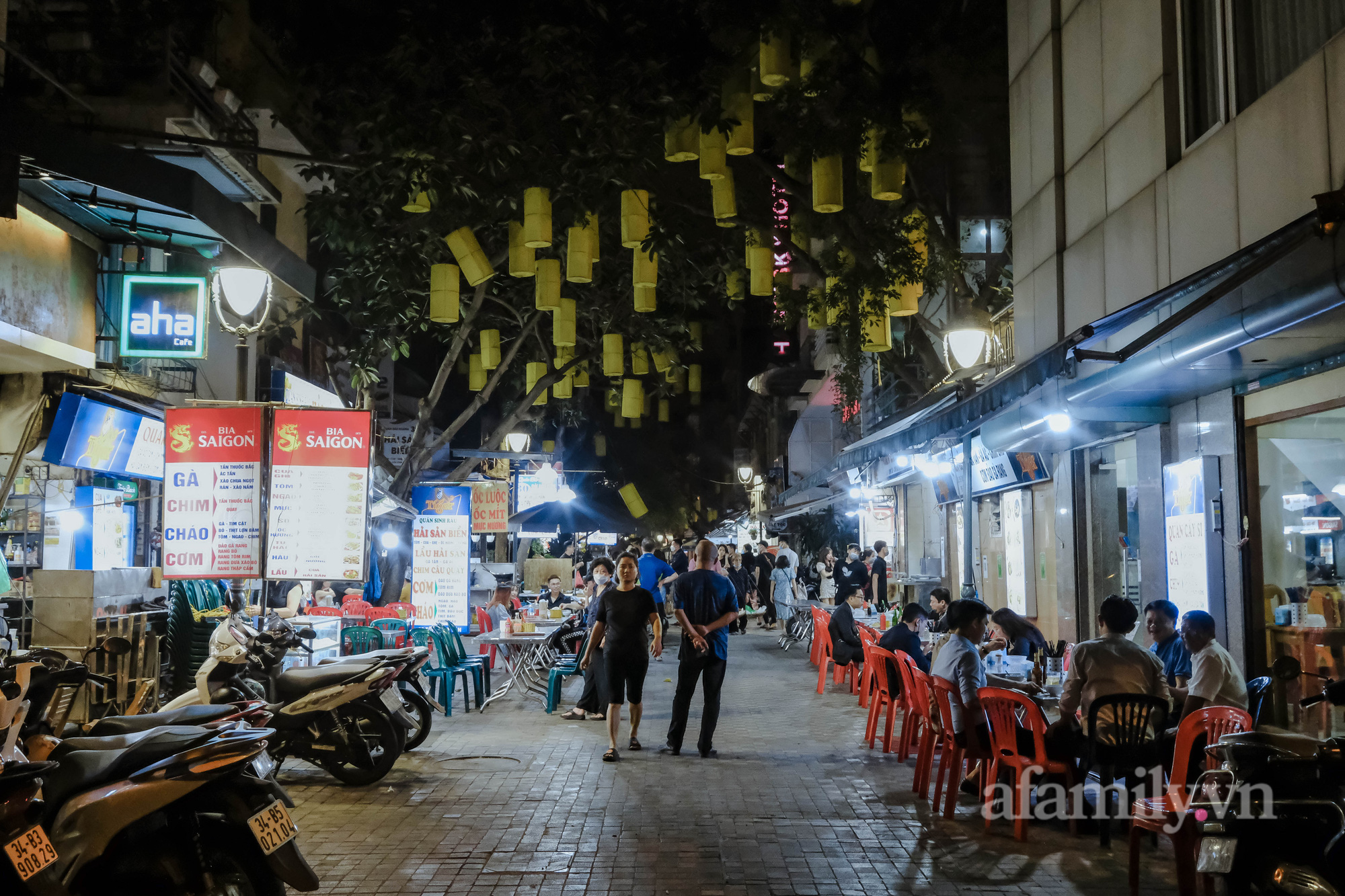 The first night Hanoi allows restaurants and eateries to operate after 9pm: Street 