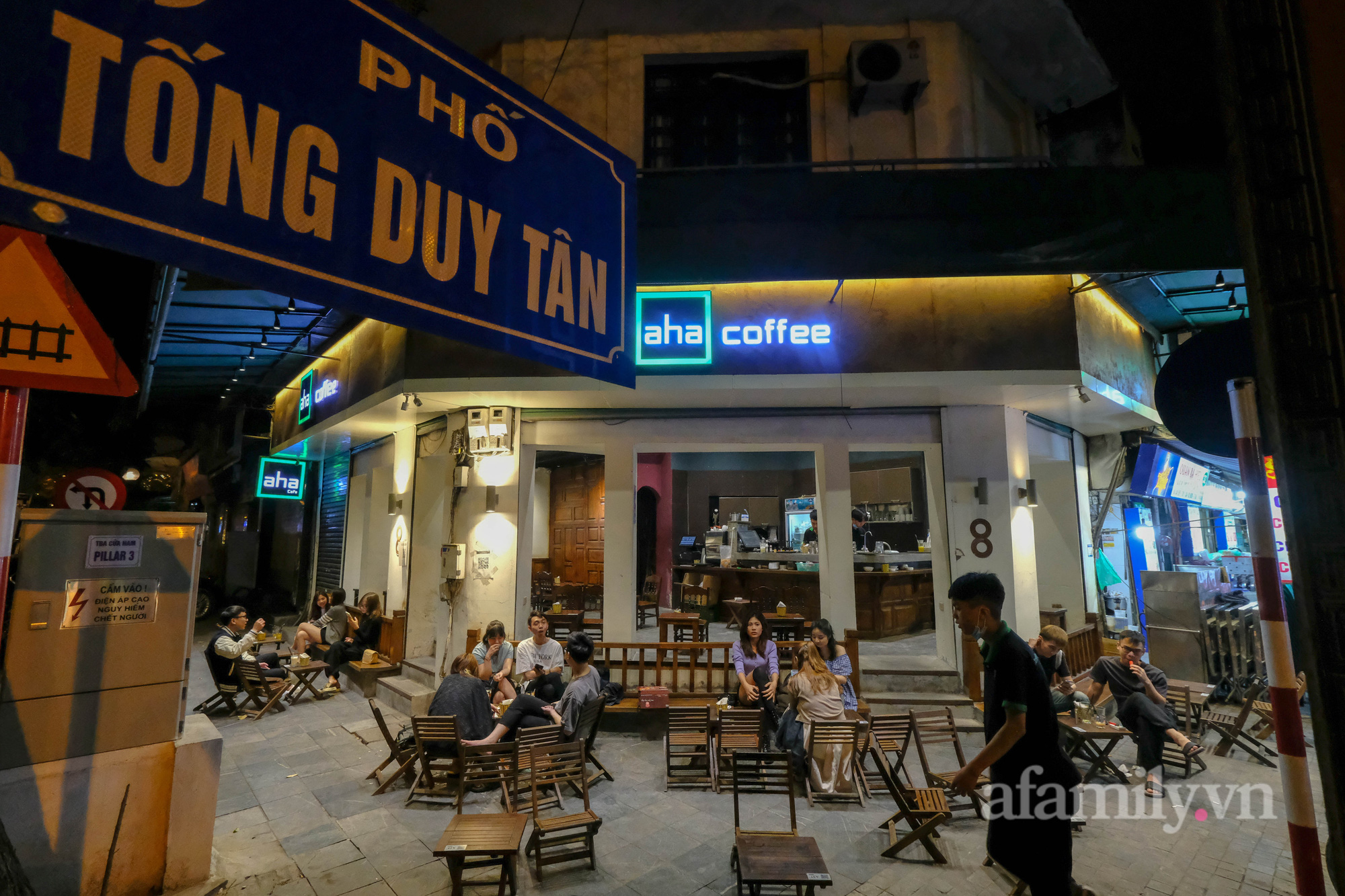 The first night Hanoi allows restaurants and eateries to operate after 9pm: Street 