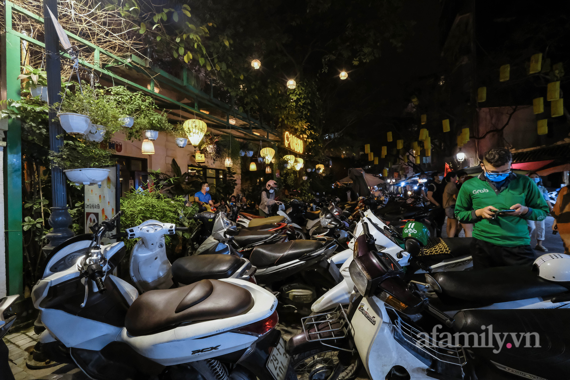 The first night Hanoi allows restaurants and eateries to operate after 9pm: Street 
