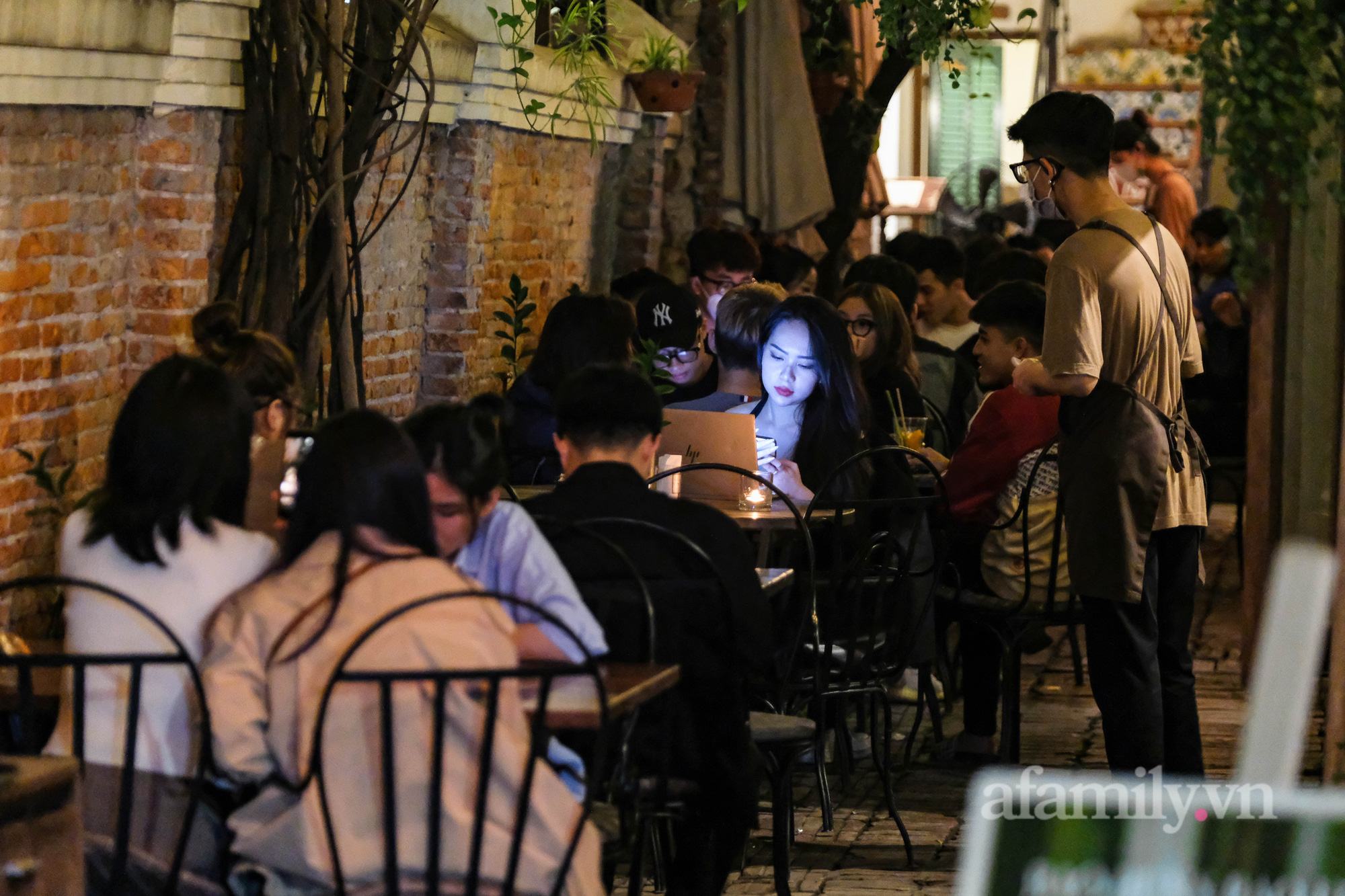 The first night Hanoi allows restaurants and eateries to operate after 9pm: Street 