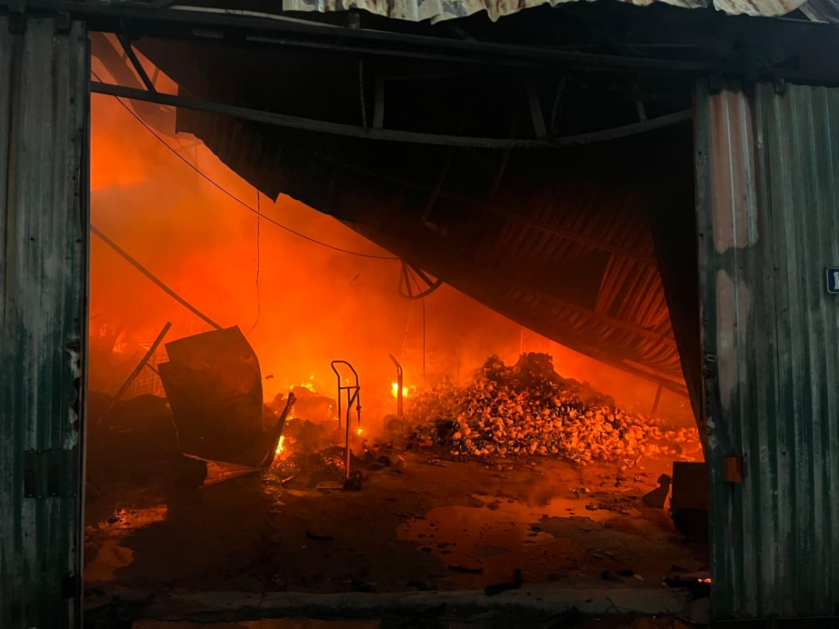 Cháy gần 300m2 khu xưởng sản xuất ở quận Hoàng Mai, Hà Nội - Ảnh 7.