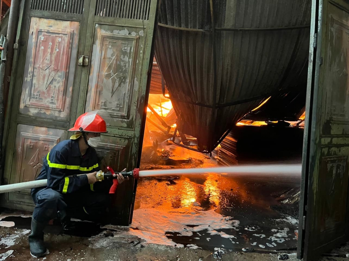 Cháy gần 300m2 khu xưởng sản xuất ở quận Hoàng Mai, Hà Nội - Ảnh 4.