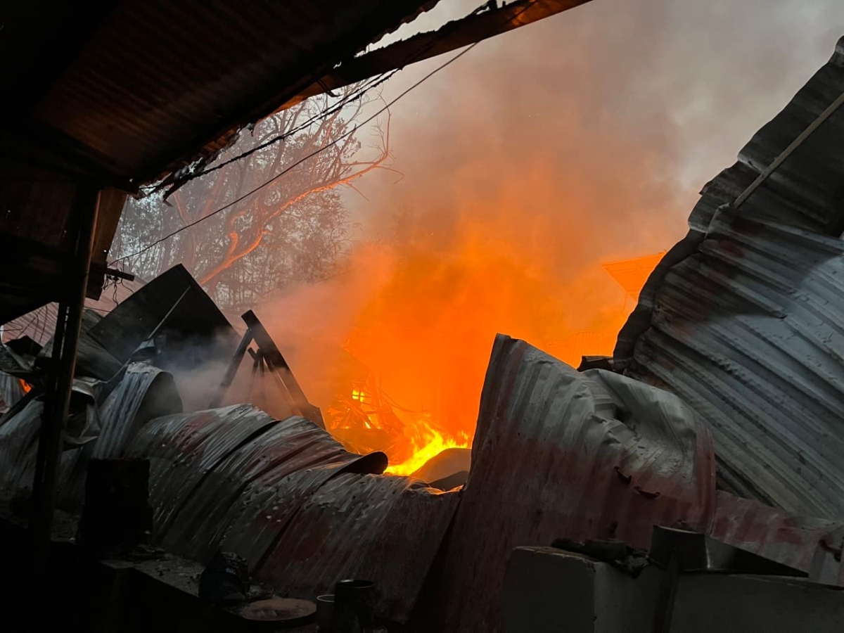 Burned nearly 300m2 of the factory in Hoang Mai district, Hanoi - Photo 8.