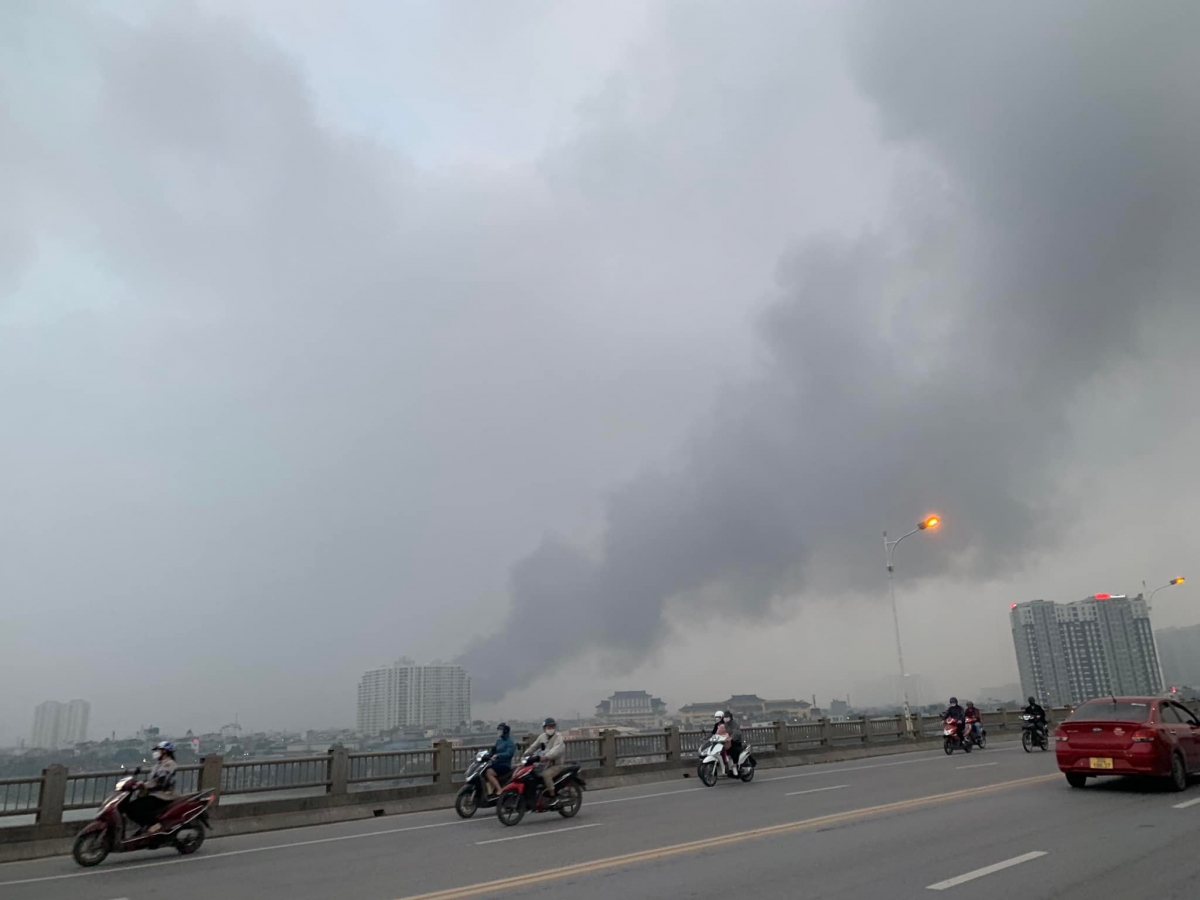 Burned nearly 300m2 of the factory in Hoang Mai district, Hanoi - Photo 3.