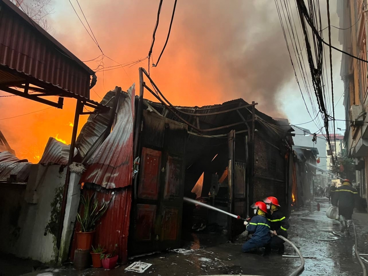 Burned nearly 300m2 of the factory in Hoang Mai district, Hanoi - Photo 5.
