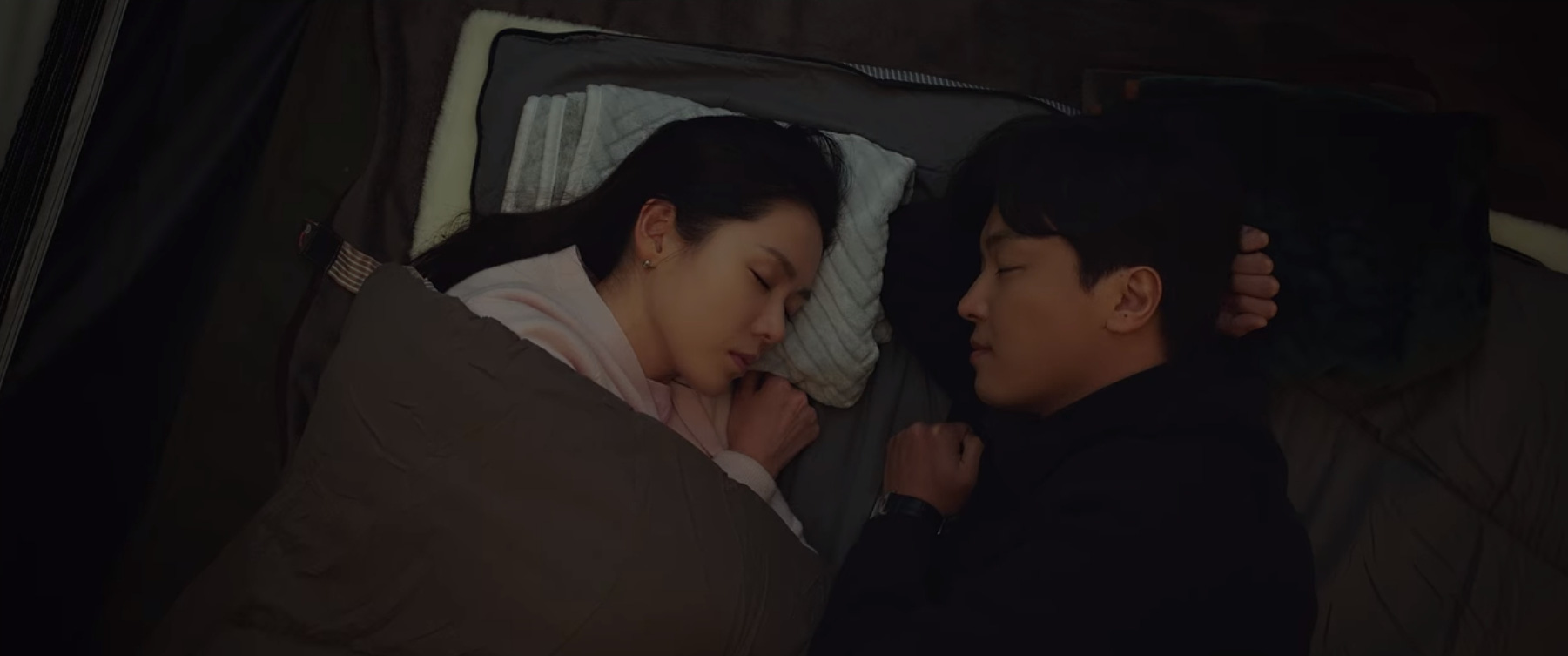 Son Ye Jin chưa gì đã có cảnh giường chiếu với trai trẻ, nhìn chị hạnh phúc mà ghen hộ Hyun Bin luôn! - Ảnh 2.