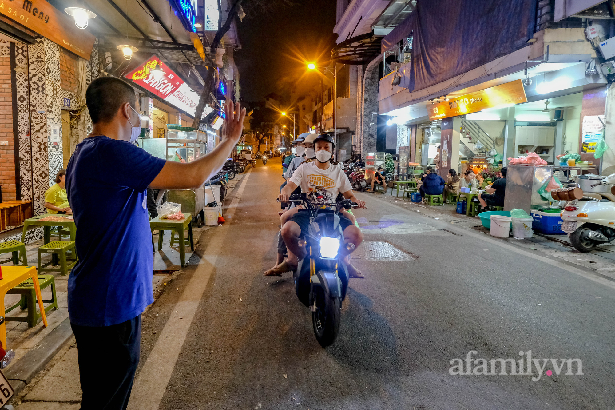 Hà Nội bỏ quy định đóng cửa hàng quán trước 21h: &quot;Chúng tôi mong đợi ngày này quá lâu rồi&quot; - Ảnh 2.