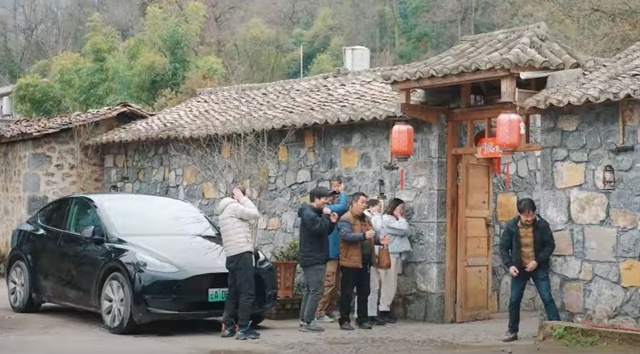 The Chinese village bought 40 Tesla electric cars to go to street vendors - Photo 2.