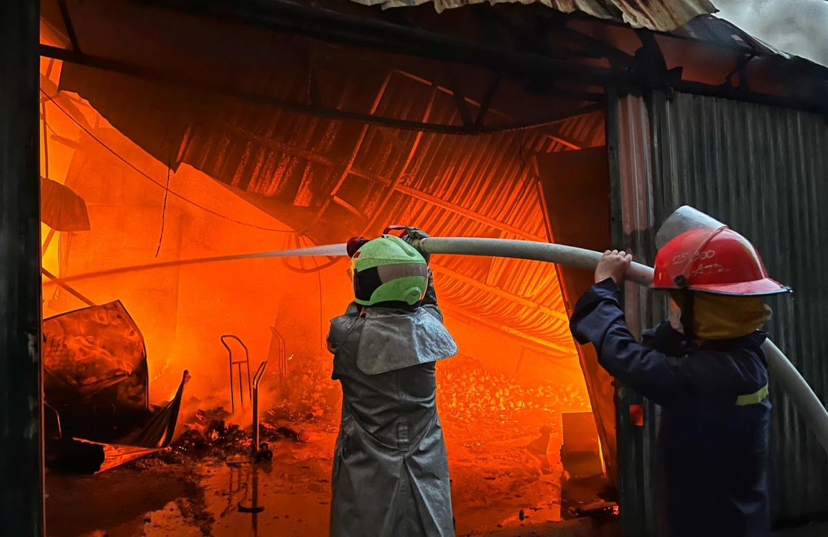 Fire nearly 300m2 factory area in Hoang Mai district, Hanoi - Photo 1.