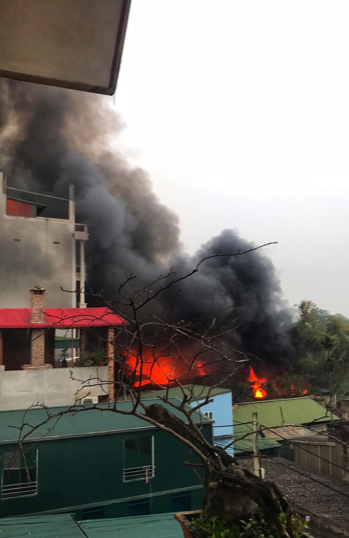 Burned nearly 300m2 of the factory in Hoang Mai district, Hanoi - Photo 2.