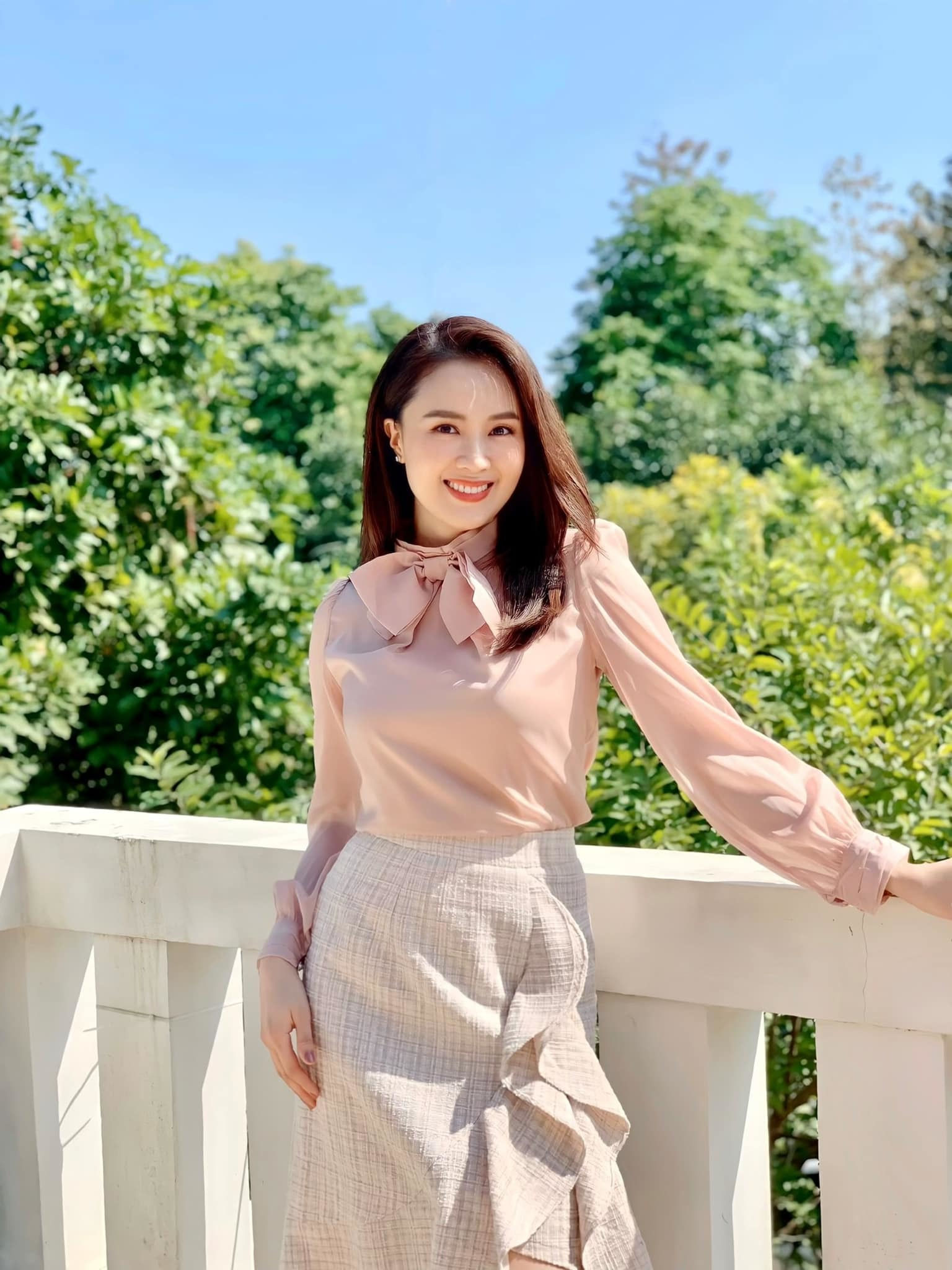 4 mỹ nữ mặc đồ công sở đẹp nhất phim Việt: phối áo sơ mi vừa sang vừa thanh lịch, chỉ ngắm thôi chưa đủ chị em phải bắt tay học lỏm ngay - Ảnh 21.