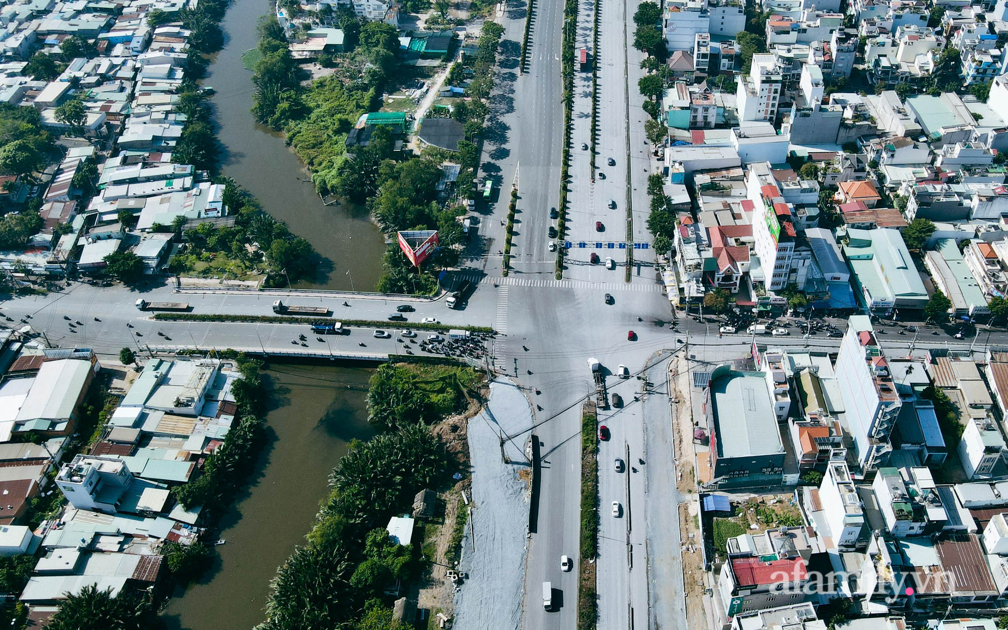 Toàn cảnh đại lộ Nguyễn Văn Linh sắp về đích, &quot;xóa&quot; điểm đen ùn tắc giao thông ở TP.HCM - Ảnh 1.