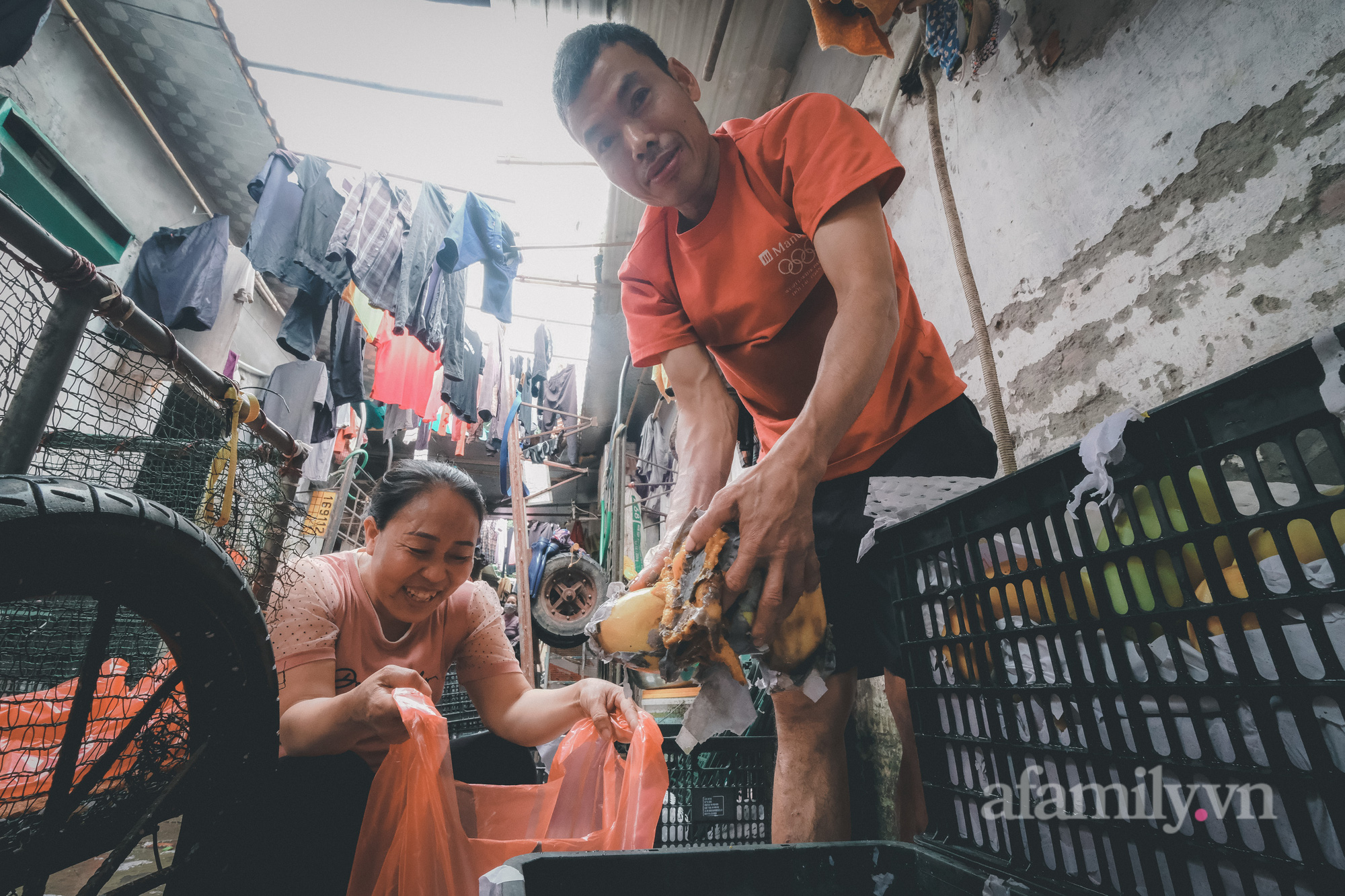 Giữa lúc cái gì cũng tăng giá, những phận đời ở khu ổ chuột Hà Nội chật vật lo từng bữa ăn - Ảnh 4.