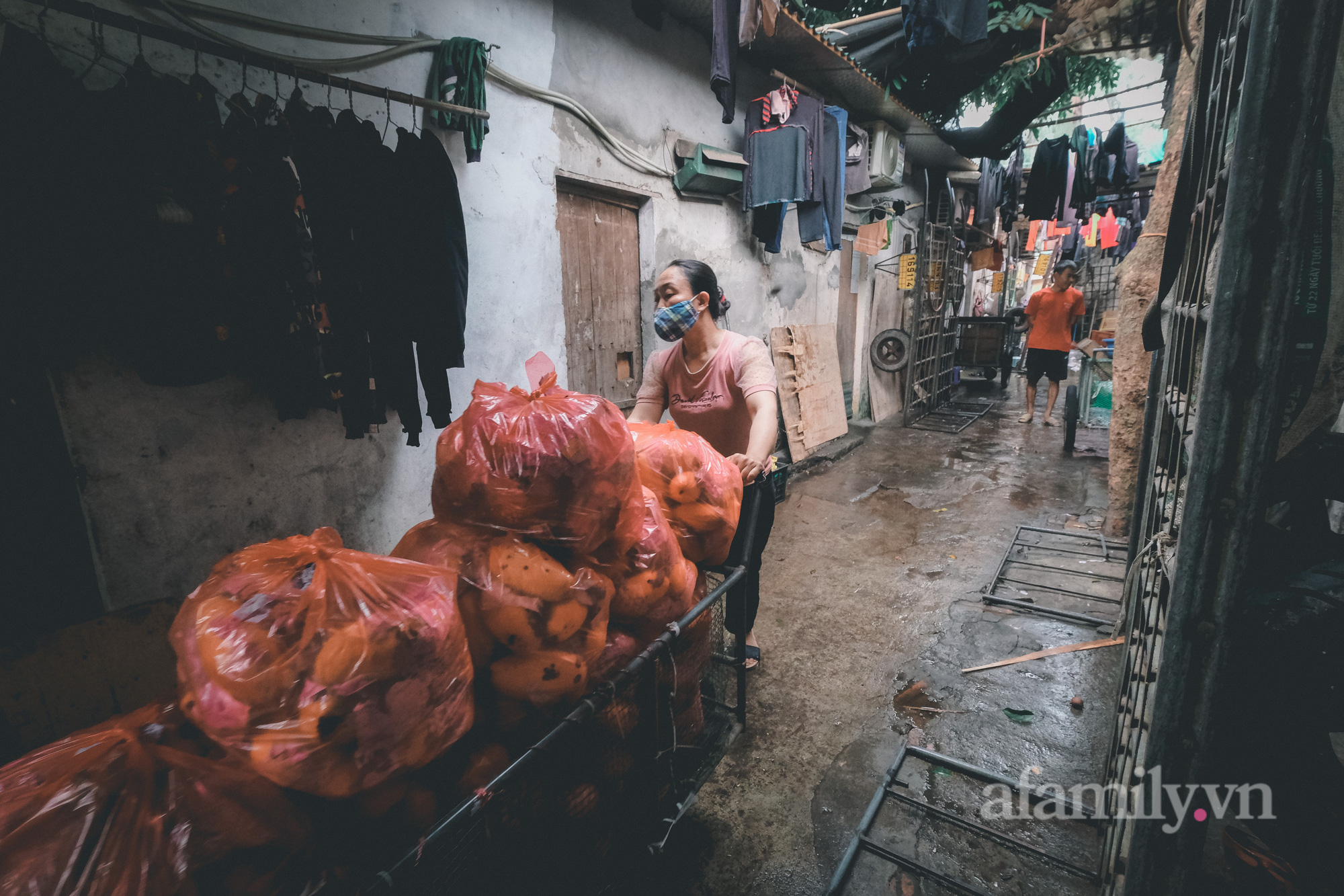 Giữa lúc cái gì cũng tăng giá, những phận đời ở khu ổ chuột Hà Nội chật vật lo từng bữa ăn - Ảnh 5.