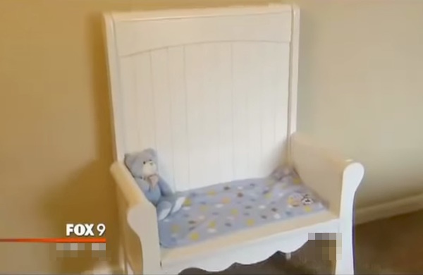 The mother painfully sold the crib of her stillborn child who died in the womb, a week later the old man bought it and brought something that made her cry and cry - Photo 3.