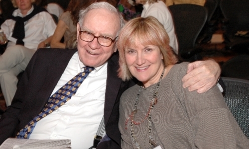 Ái nữ nhà Warren Buffett: Hơn 20 tuổi mới biết cha là tỷ phú, phát ngượng vì cách sống tằn tiện quá mức của ông - Ảnh 4.