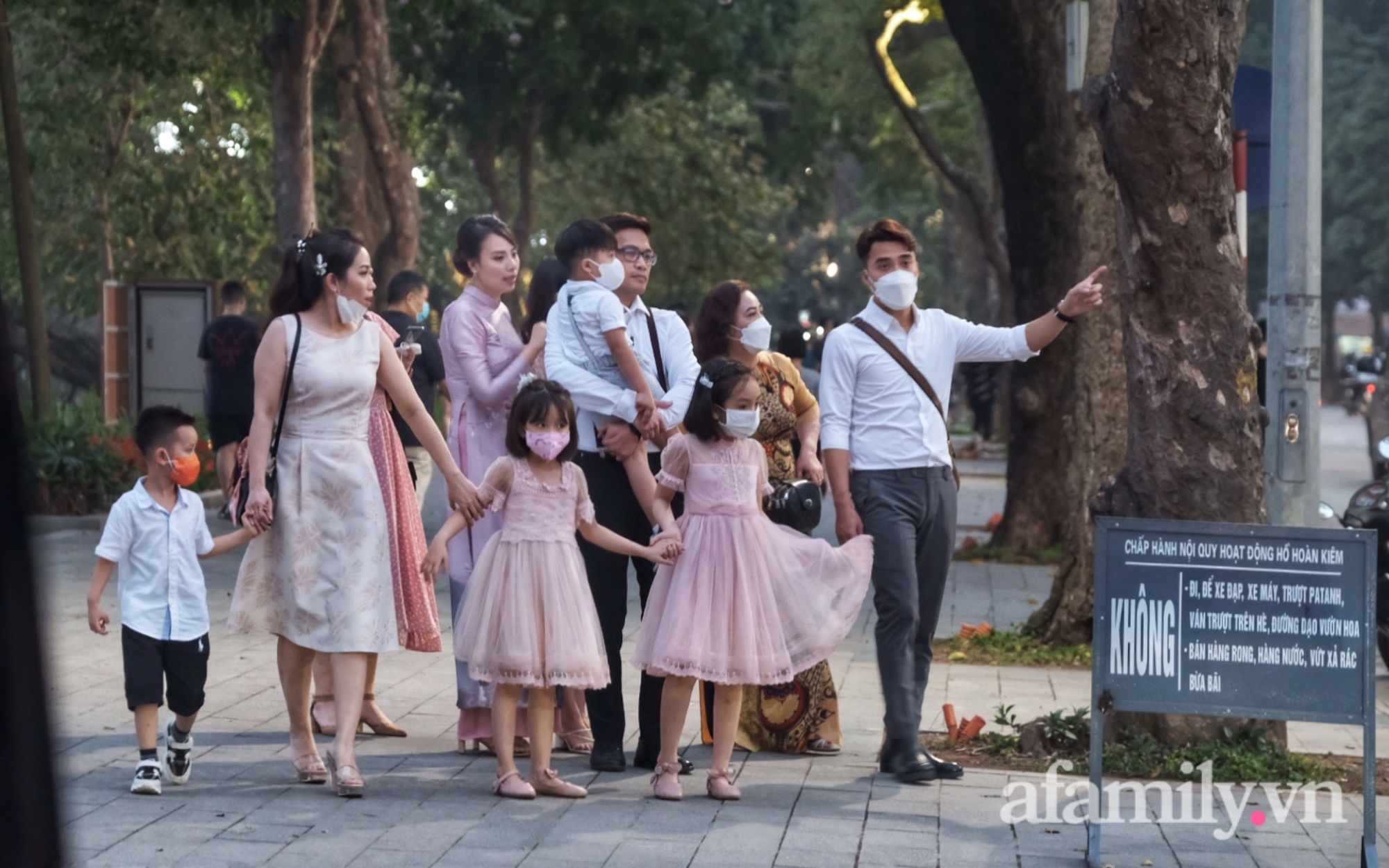 Street lights up, Hanoians put on street clothes to walk after nearly a year of reopening - Photo 3.