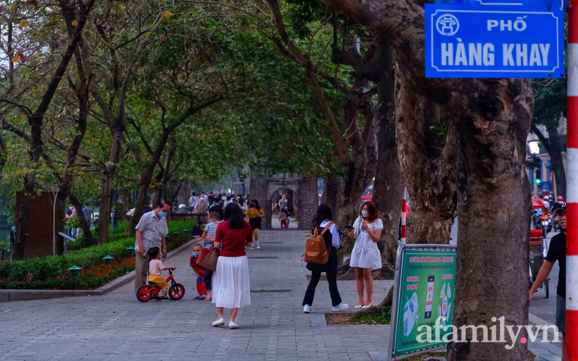 Phố lên đèn, người Hà Nội lên đồ dạo phố đi bộ sau gần một năm mở cửa trở lại - Ảnh 2.