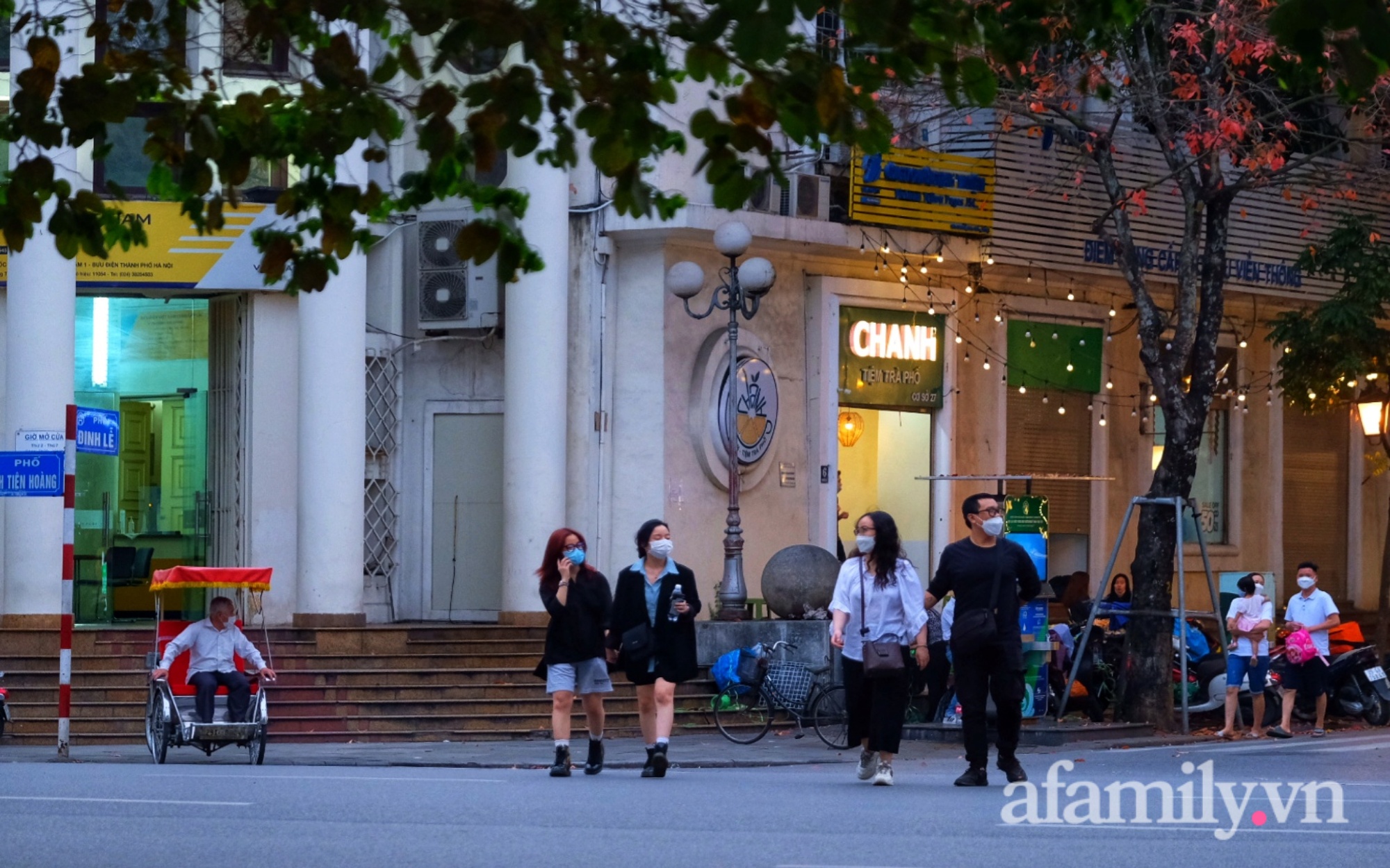 Street lights up, Hanoians put on street clothes to walk after nearly a year of reopening - Photo 1.