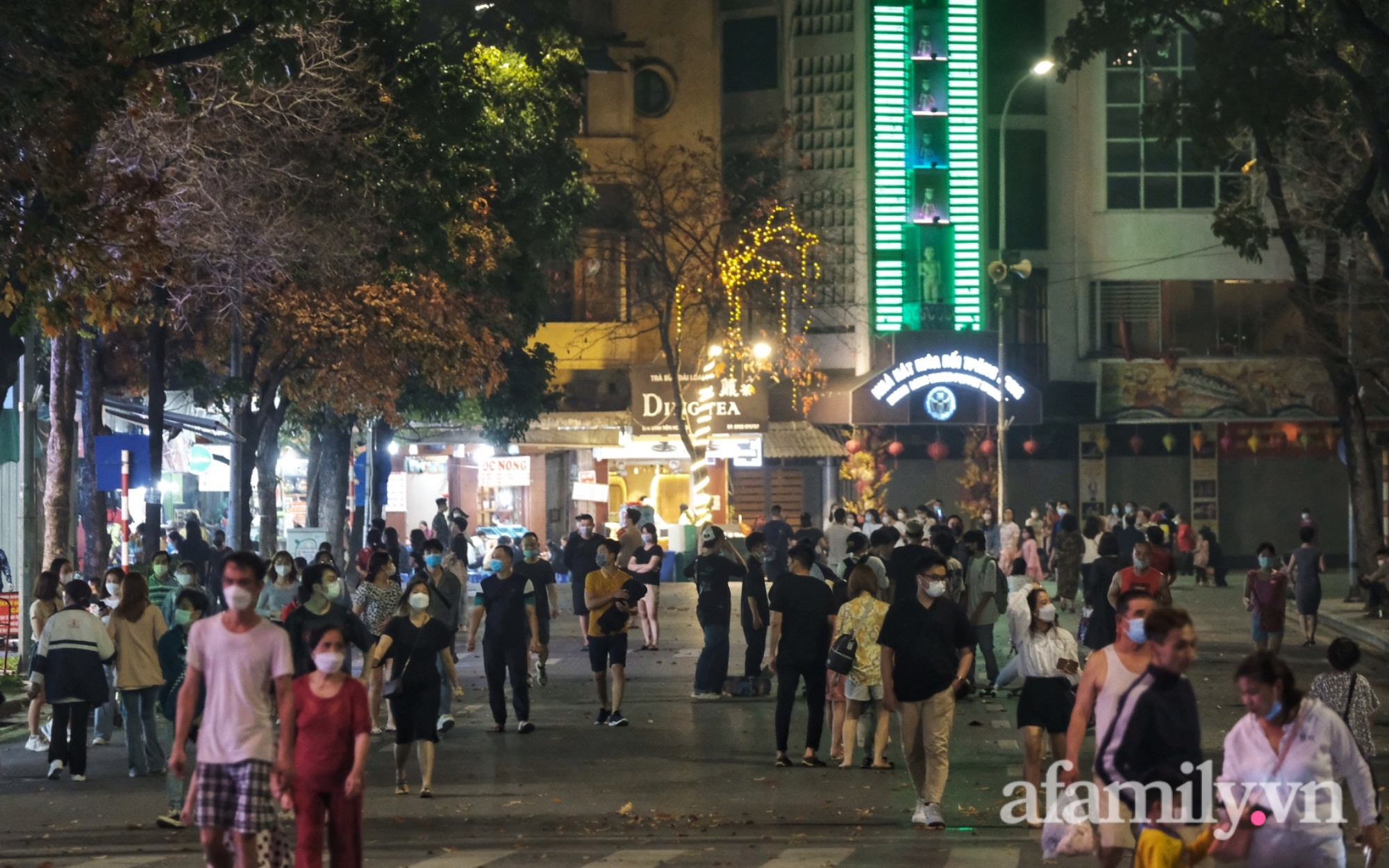 Ngay lúc này: Hồ Gươm lên đèn, người người lên đồ dạo phố đi bộ sau gần 1 năm đóng cửa, Hà Nội đã &quot;come back&quot; thật rồi! - Ảnh 3.