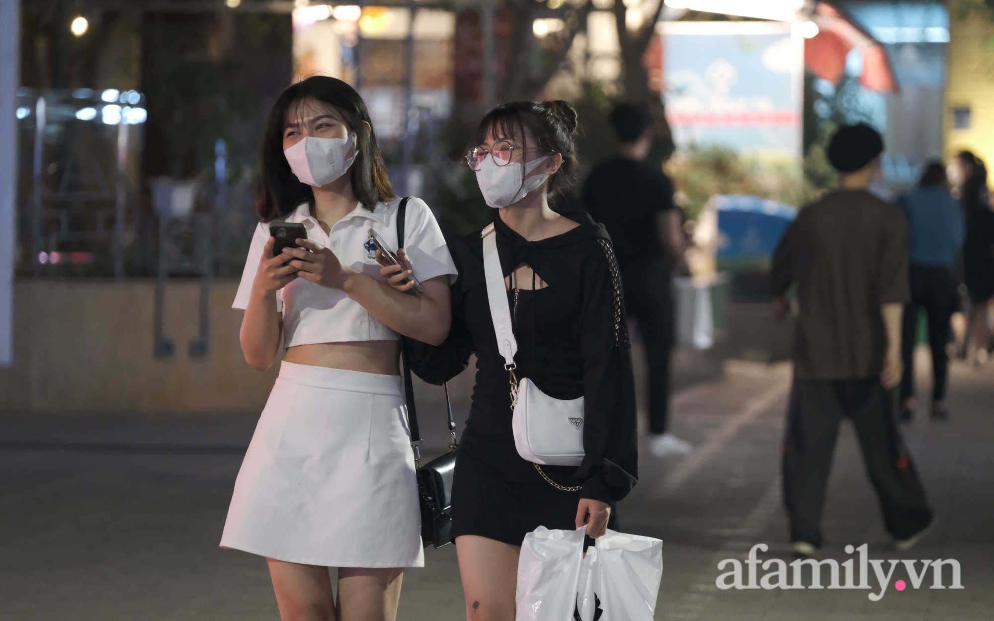 Ngay lúc này: Hồ Gươm lên đèn, người người lên đồ dạo phố đi bộ sau gần 1 năm đóng cửa, Hà Nội đã &quot;come back&quot; thật rồi! - Ảnh 4.